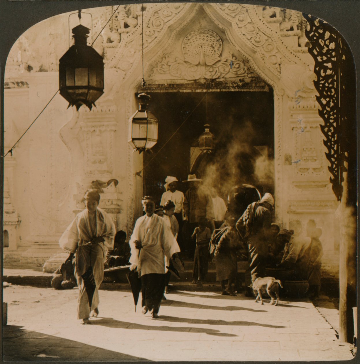 السيدات البورميات في طريقهن إلى البازار ، ماندالاي ، بورما ، 1907 بواسطة غير معروف