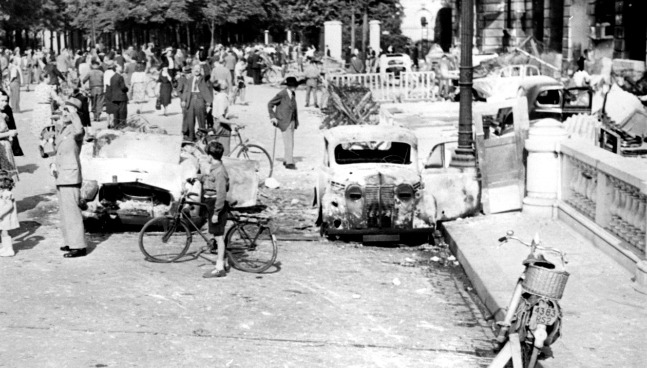 سيارات محترقة ، ساحة الكونكورد ، تحرير باريس ، أغسطس 1944 بواسطة غير معروف