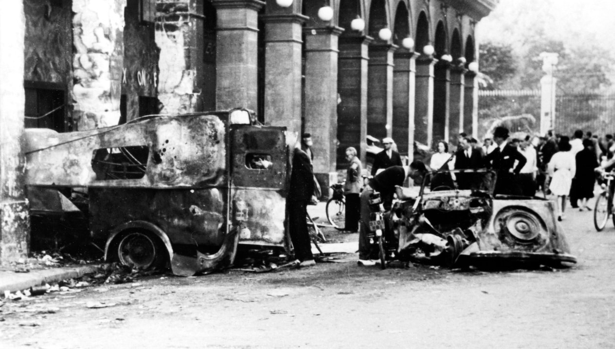 المركبات المحترقة في شارع دي كاستيجليون ، تحرير باريس ، 25 أغسطس 1944 بواسطة غير معروف