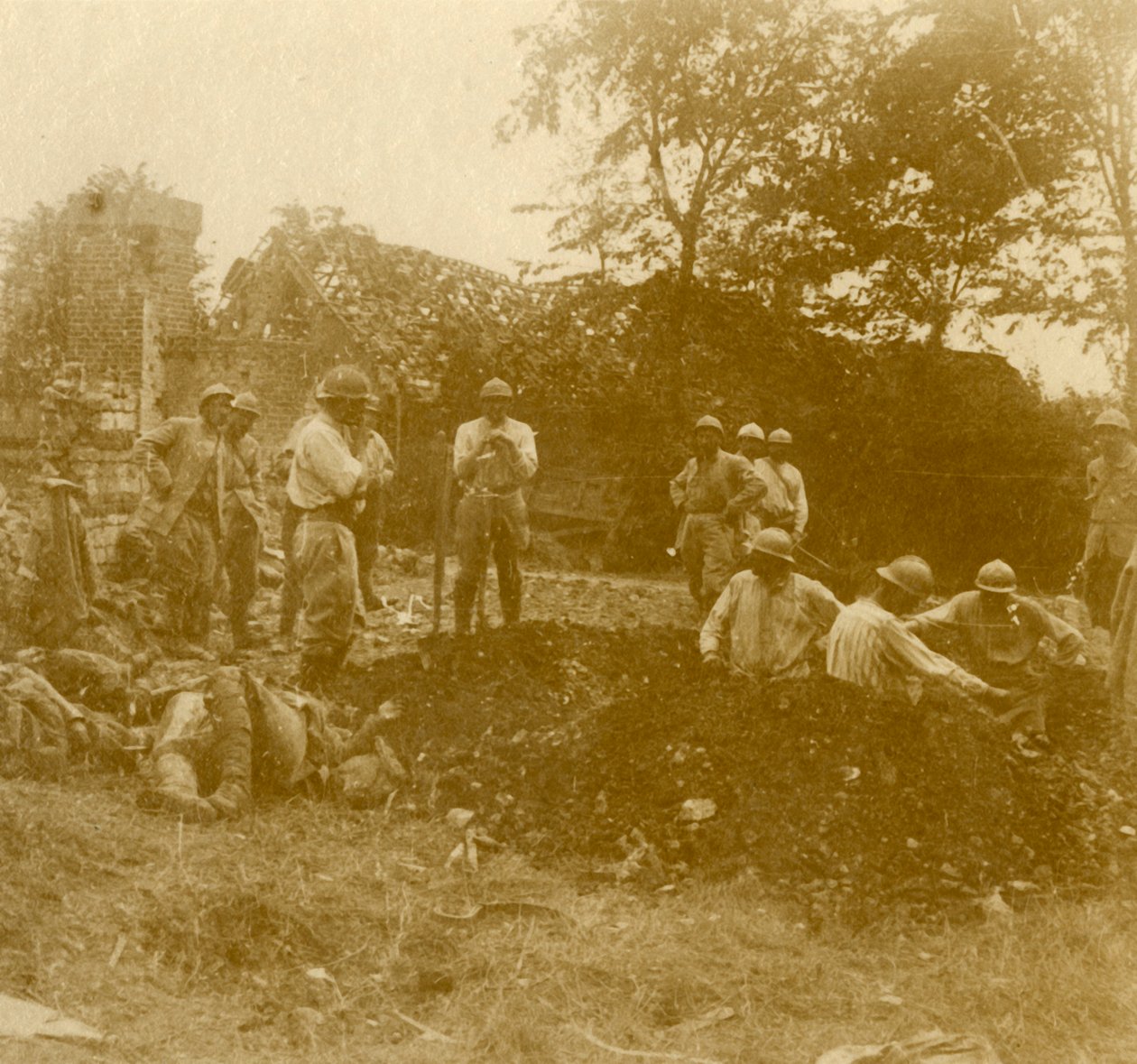 دفن الموتى ، c1914-c1918 بواسطة غير معروف