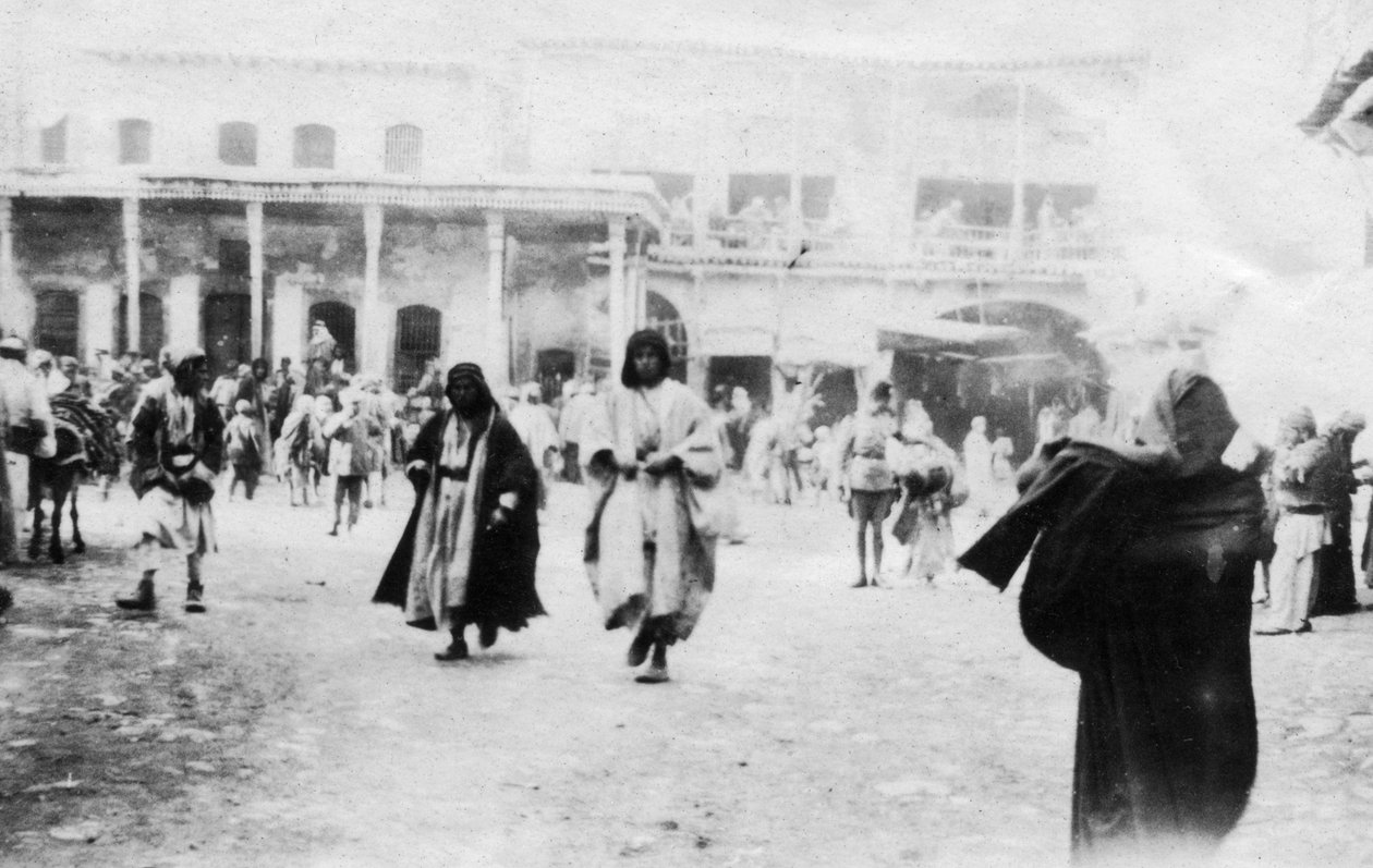 ساحة مزدحمة في الموصل ، بلاد ما بين النهرين ، 1918 بواسطة غير معروف