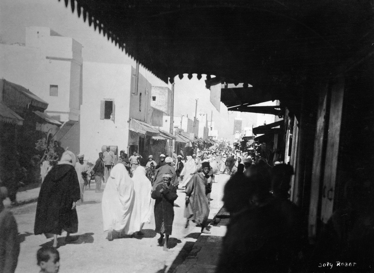 شارع مزدحم ، الرباط ، المغرب ، c1920s-c1930s بواسطة غير معروف