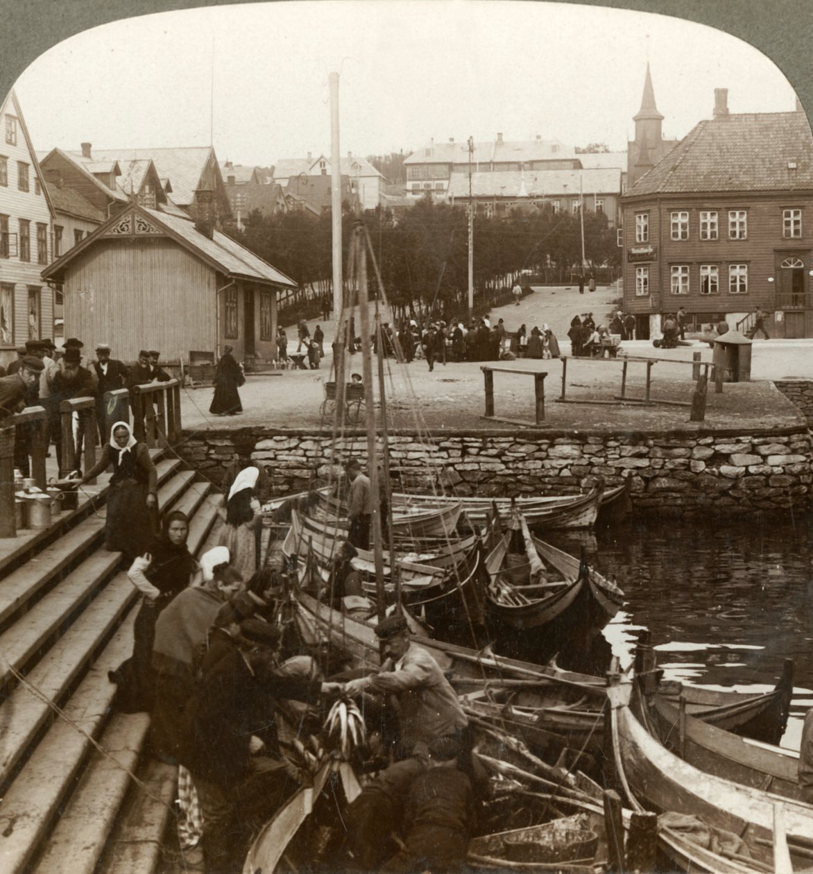 شراء الأسماك في ميناء تجاري مزدحم في القطب الشمالي ، Tromsoe 69 ° 38 N. Lat. ، شمال النرويج ، 1902. بواسطة غير معروف