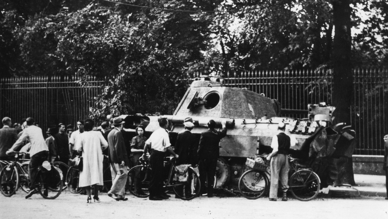 المتفرجون يفحصون دبابة مهجورة في شارع دي ميديسيس ، تحرير باريس ، أغسطس 1944 بواسطة غير معروف