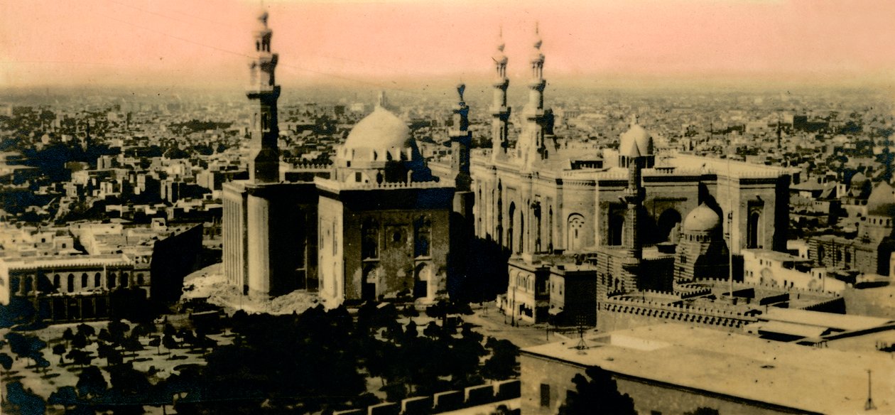 القاهرة: منظر عام ومسجد السلطان حسن ، c1918-c1939. بواسطة غير معروف