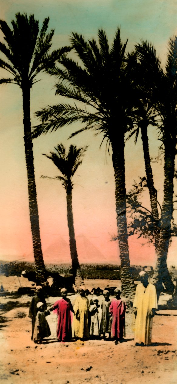 القاهرة: أطفال أصليون بالقرب من الأهرامات ، c1918-c1939. بواسطة غير معروف