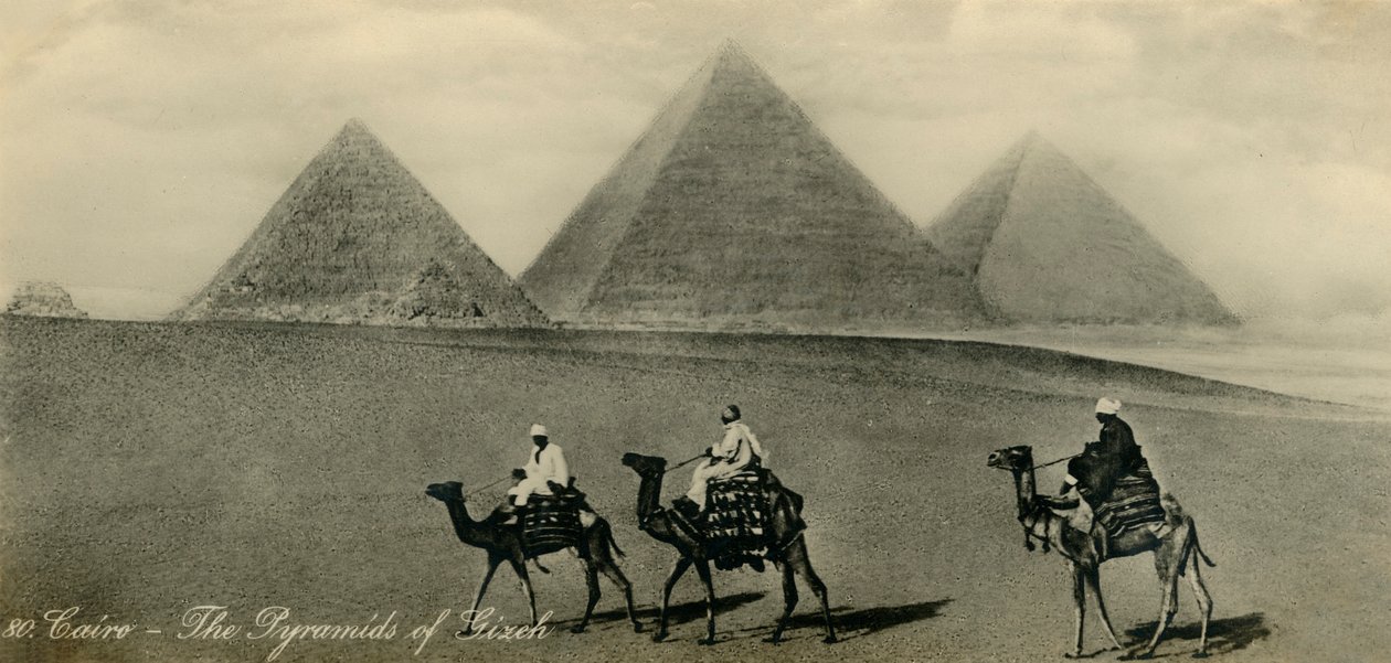 القاهرة: أهرامات الجيزة ، c1918-c1939. بواسطة غير معروف