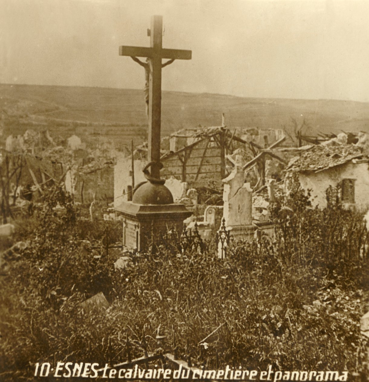 الجلجثة في مقبرة إسنيس ، شمال فرنسا ، c1914-c1918 بواسطة غير معروف