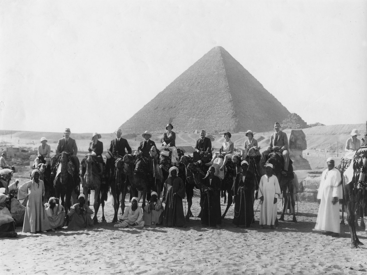 جولة الجمل أمام أحد أهرامات الجيزة ، مصر ، c2020s-c1930s بواسطة غير معروف