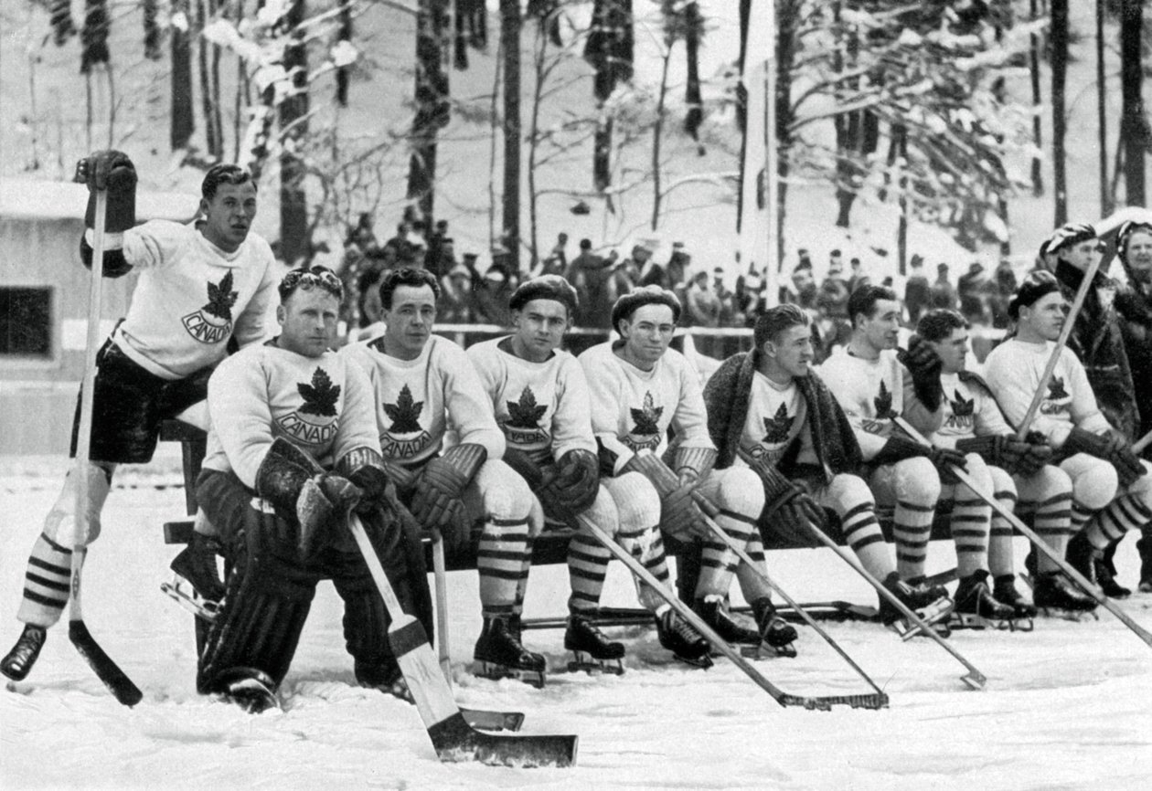 فريق هوكي الجليد الكندي ، الألعاب الأولمبية الشتوية ، غارميش - بارتنكيرشين ، ألمانيا ، 1936 بواسطة غير معروف