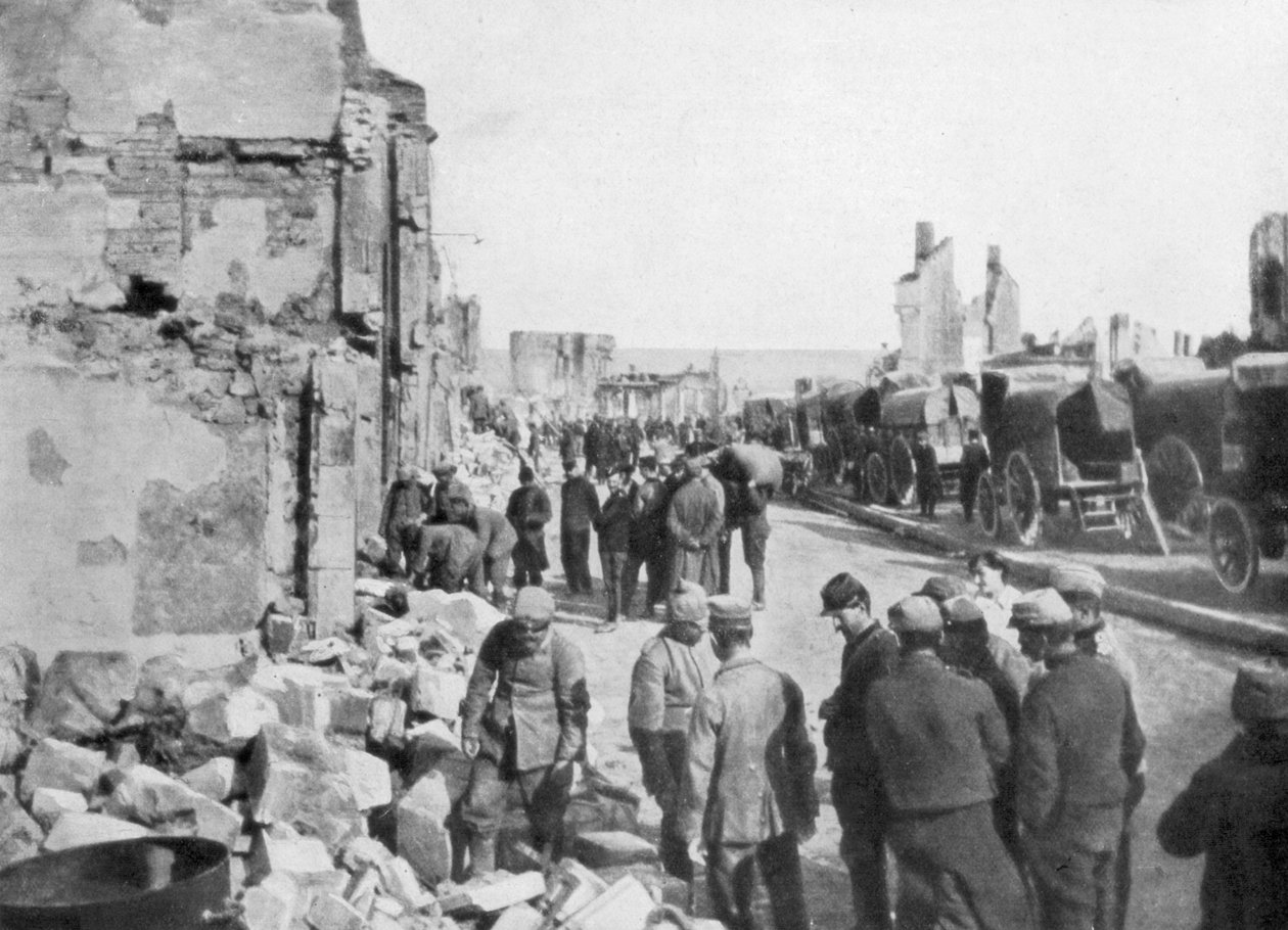 أسرى ألمان أسرى يزيلون الأنقاض من شوارع كليرمون أون أرغون ، فرنسا ، 1914 بواسطة غير معروف