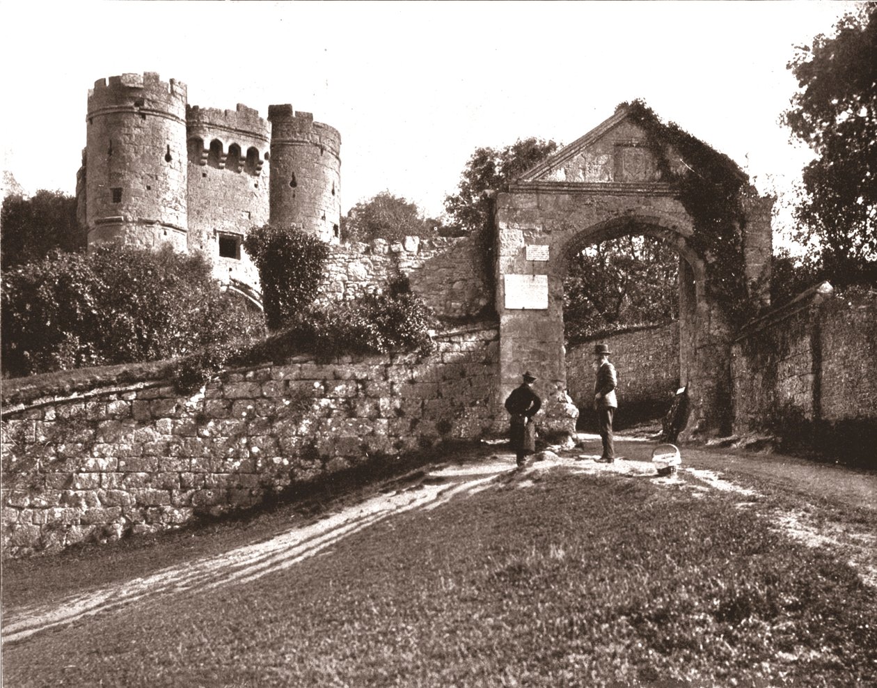 قلعة كاريسبروك ، جزيرة وايت ، 1894. بواسطة غير معروف