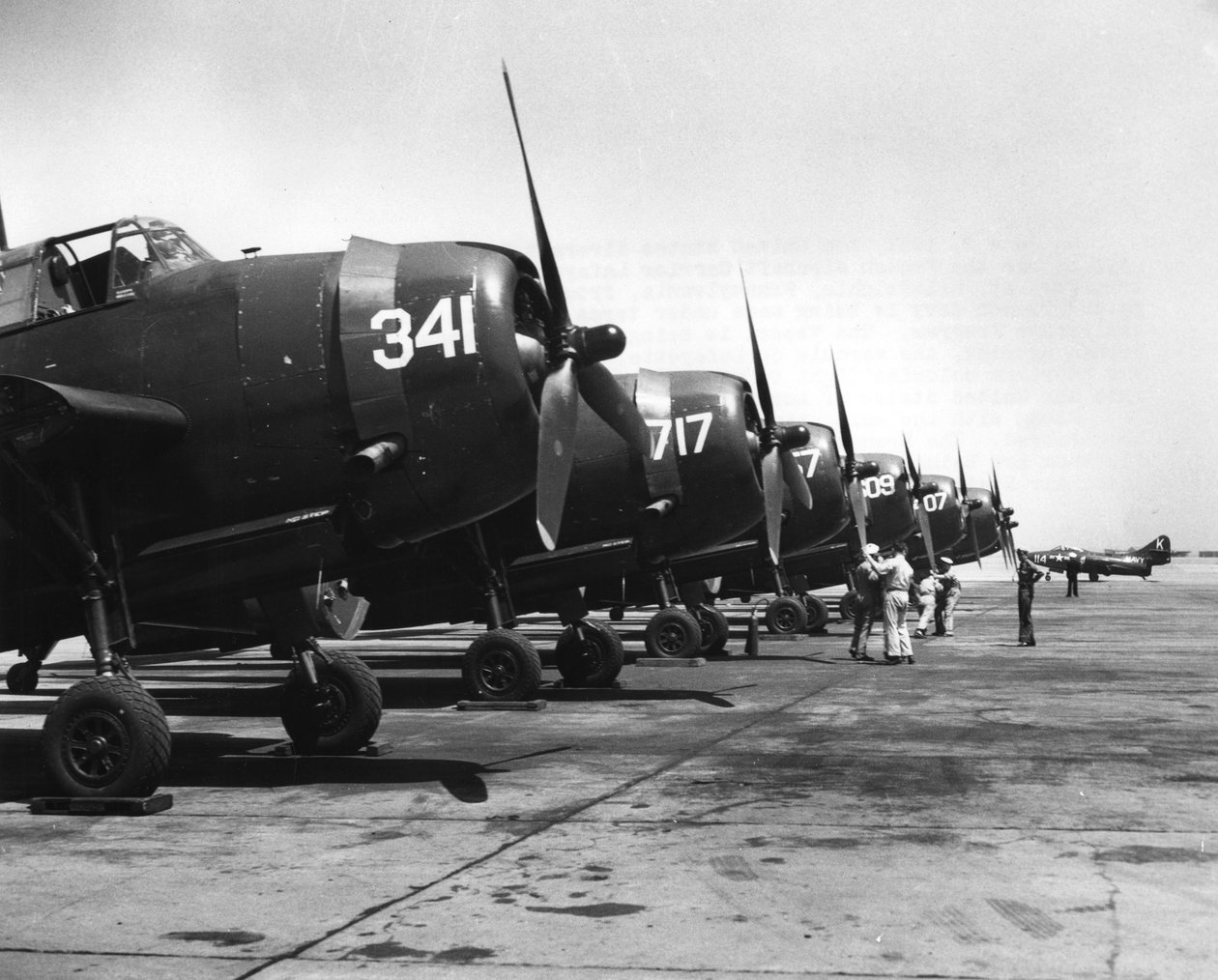 الطائرات الناقلة التي سيتم نقلها إلى الفرنسية مع الناقلة لانغلي ، 1951 بواسطة غير معروف