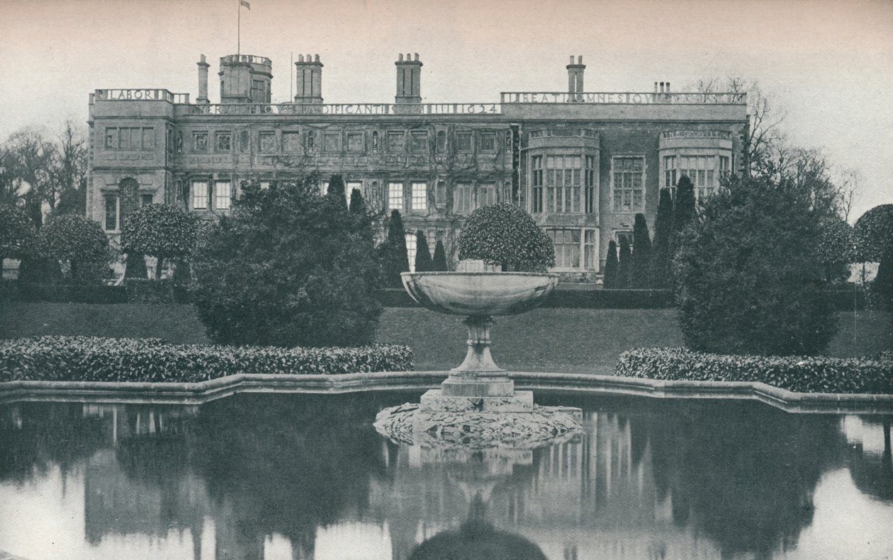 Castle Ashby ، Northants: South Side ، With Fountain ، c1915 بواسطة غير معروف