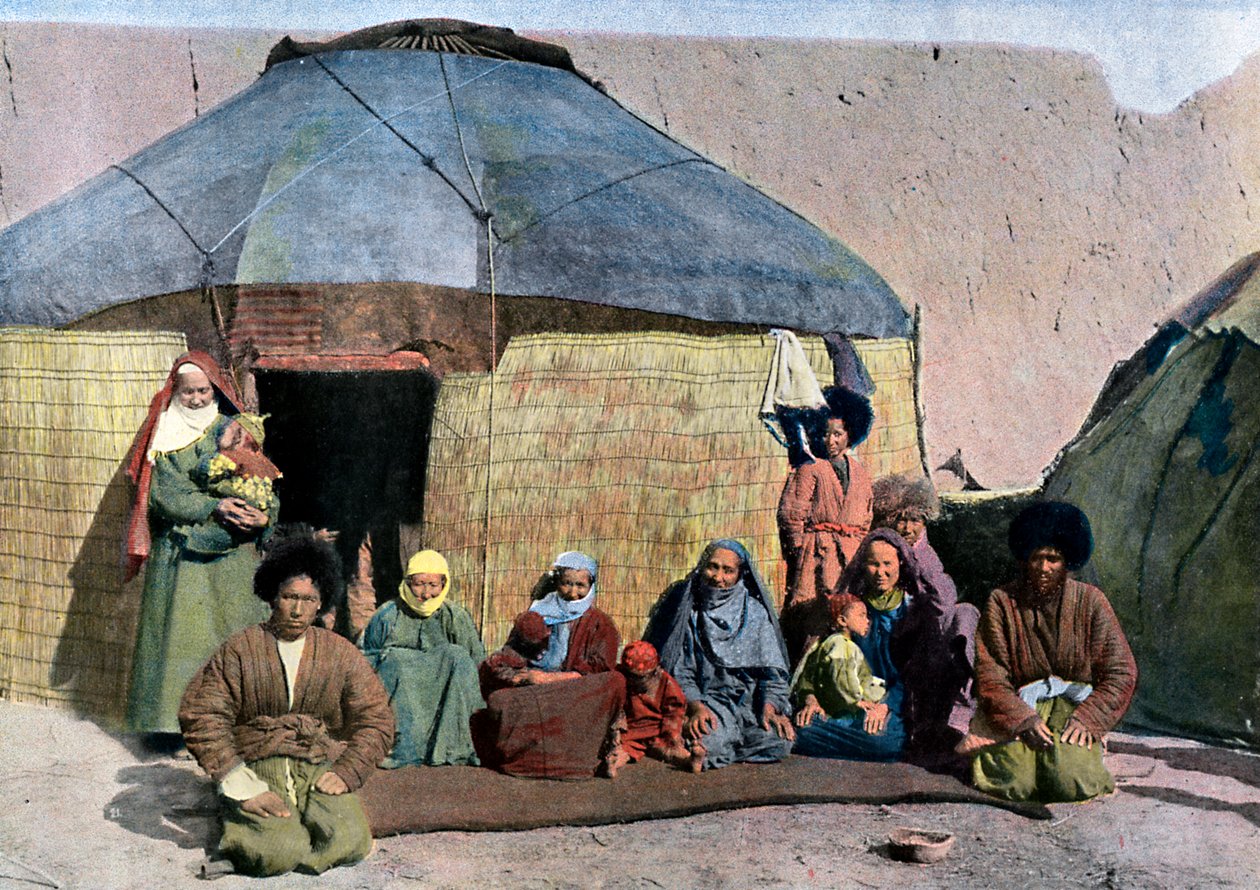 عائلة آسيا الوسطى خارج منزلهم ، c1890 بواسطة غير معروف