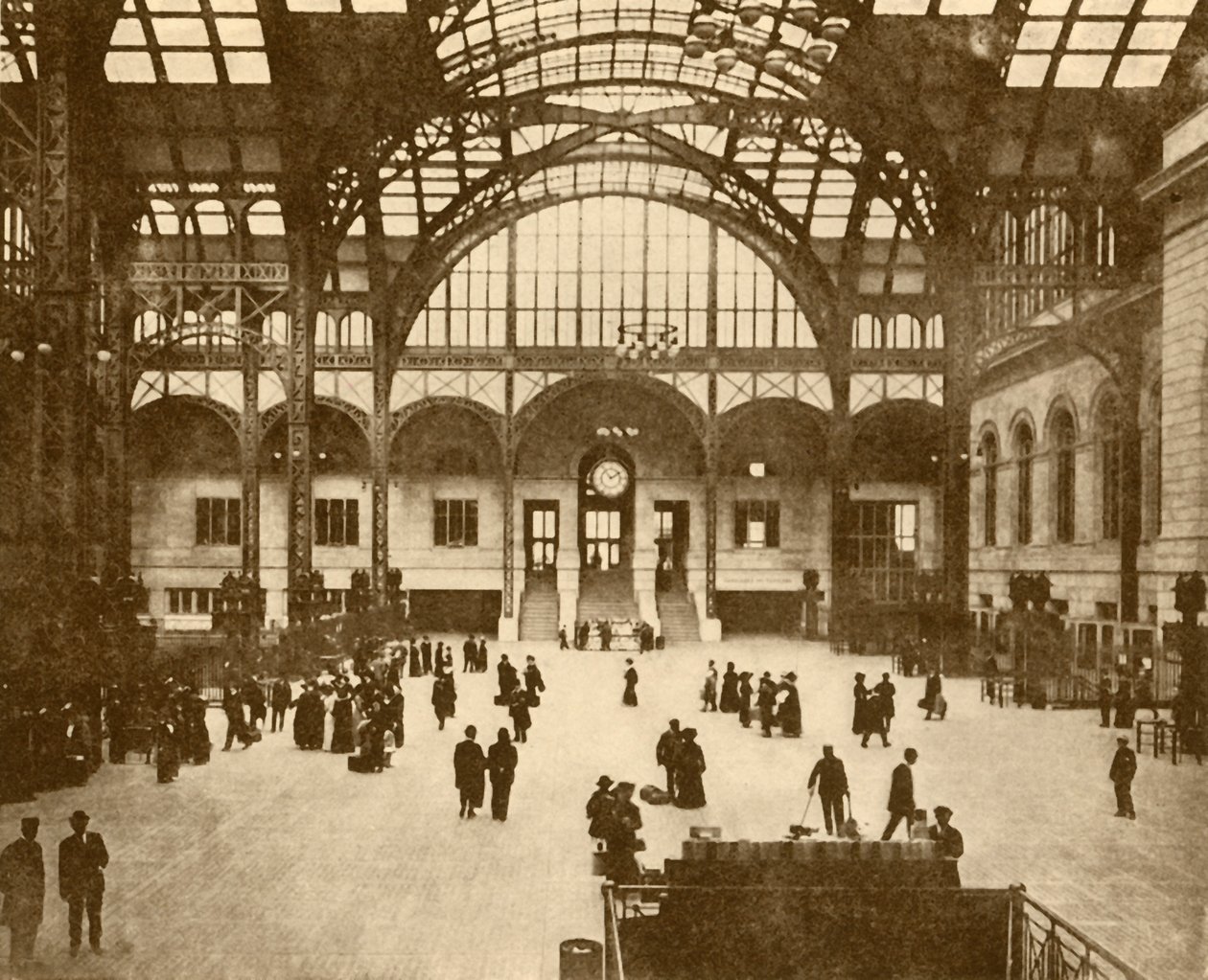 سنترال هول ، محطة بنسلفانيا ، نيويورك شركة بنسلفانيا للسكك الحديدية ، 1930. بواسطة غير معروف