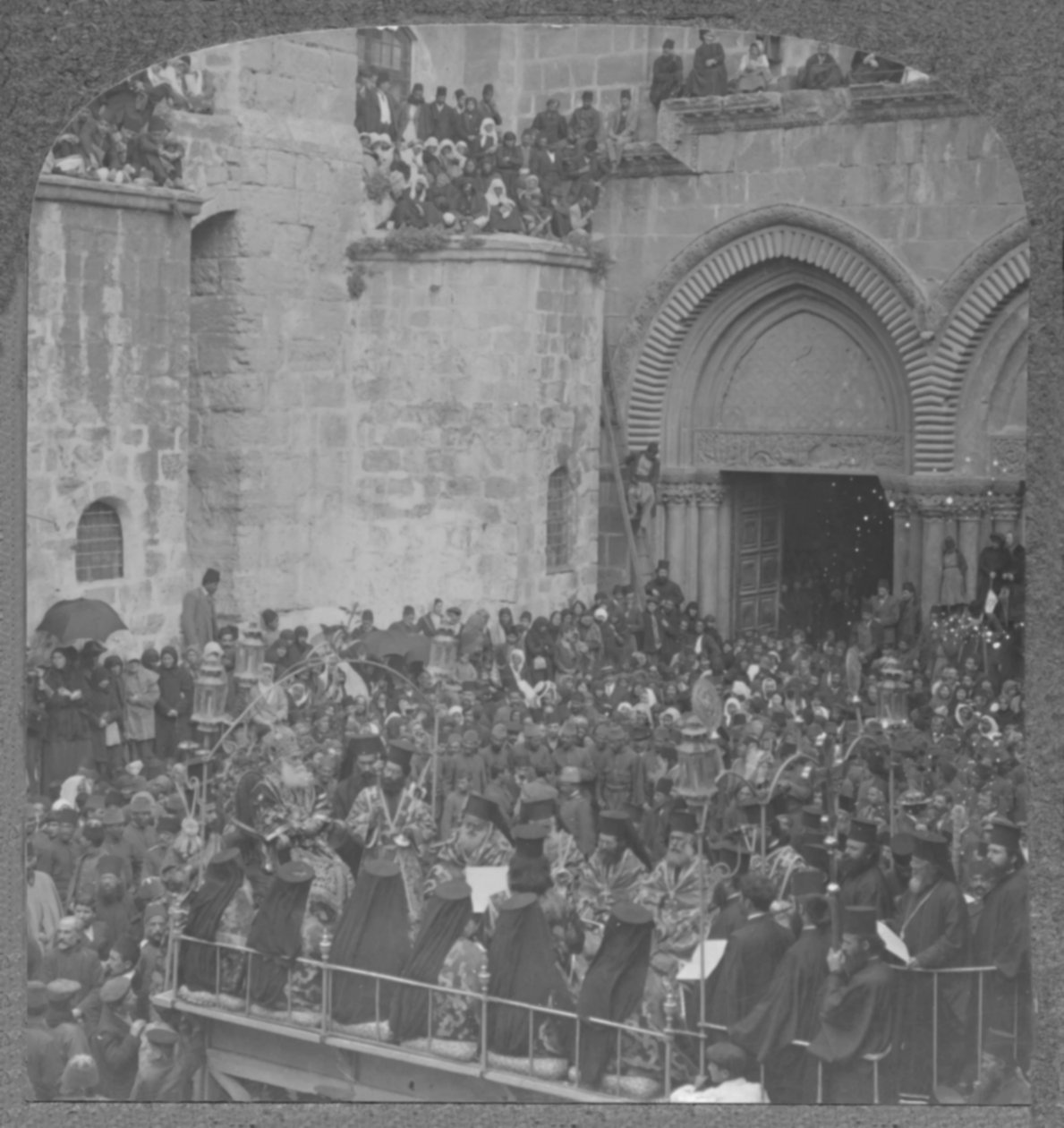مراسم غسل أقدام التلاميذ في كنيسة القيامة عام 1900 بواسطة غير معروف