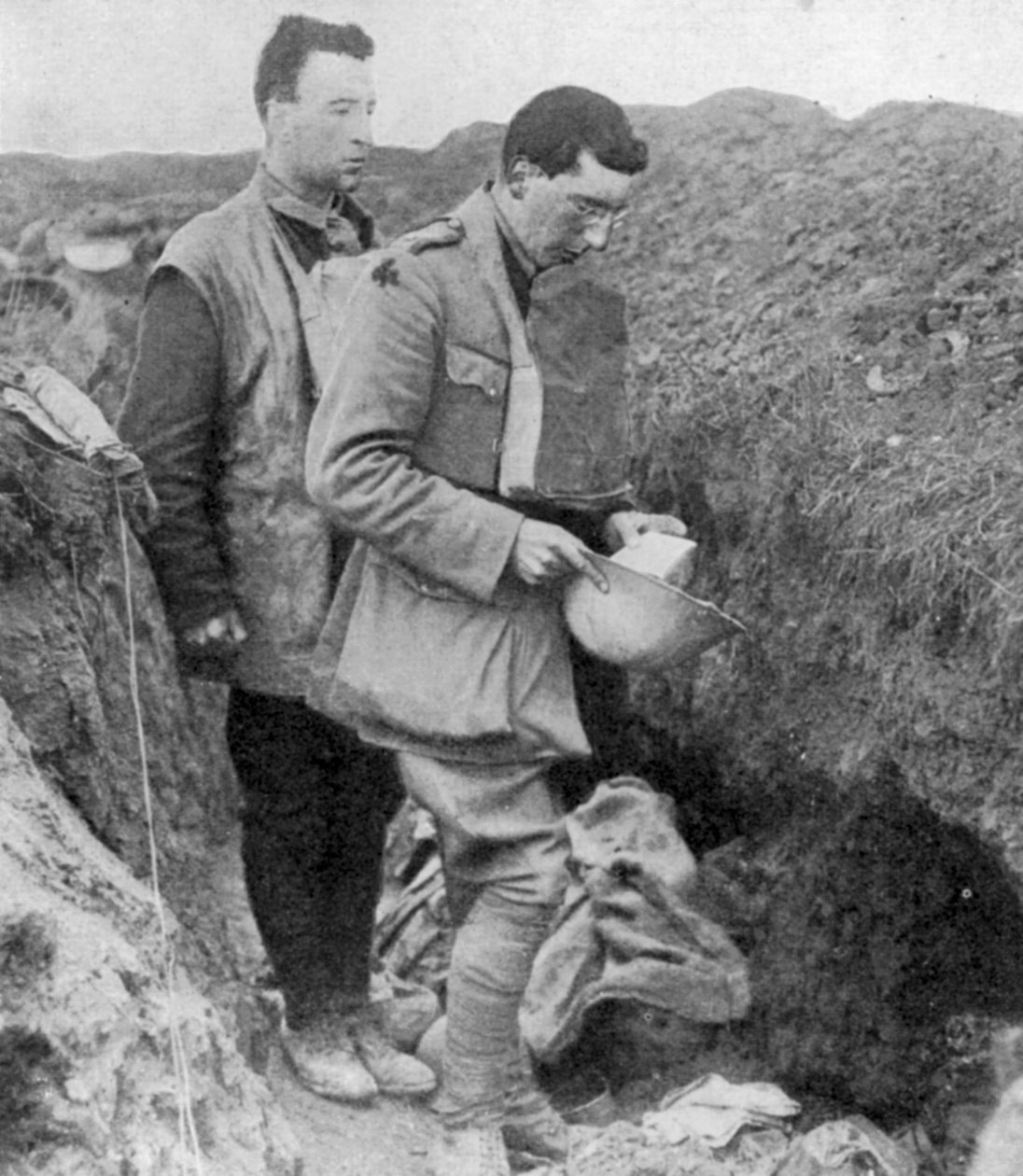قسيس من مونسترز يقول صلاة دفن على الجنود الذين قتلوا في خندقهم ، 1918 بواسطة غير معروف