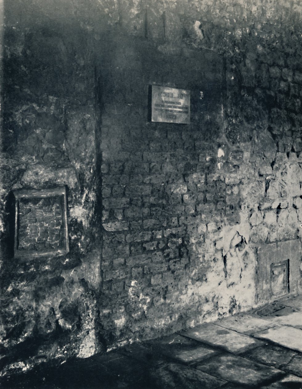 شارترهاوس. فتحة الطعام ومدخل خلية الرهبان ، في الدير ، 1925 بواسطة غير معروف