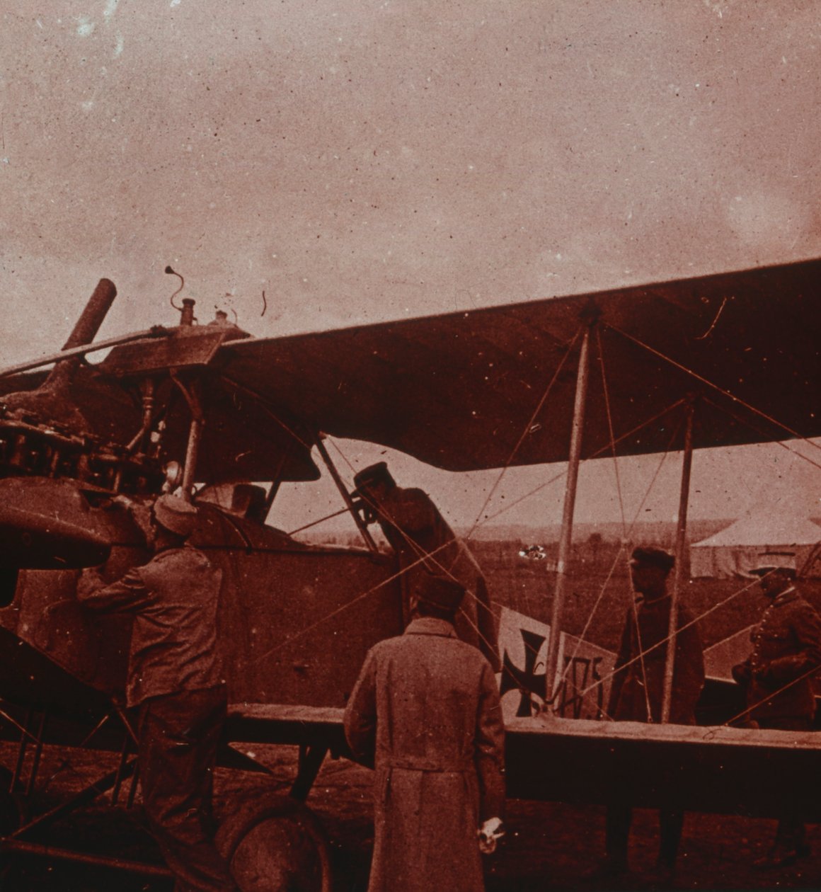 فحص الطائرة مع الطيار ، 1916 بواسطة غير معروف