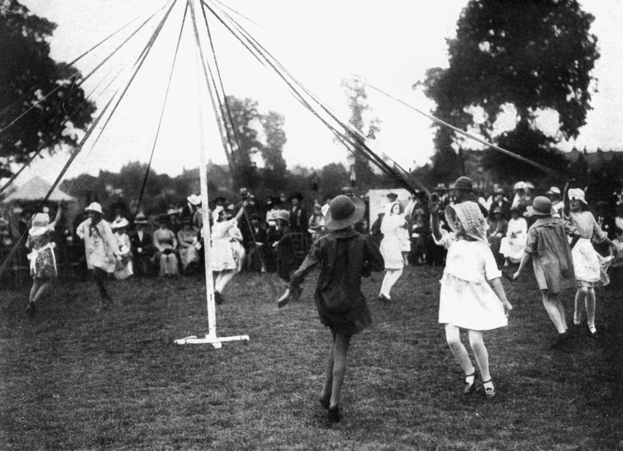 أطفال يرقصون حول سارية ، 1926 بواسطة غير معروف