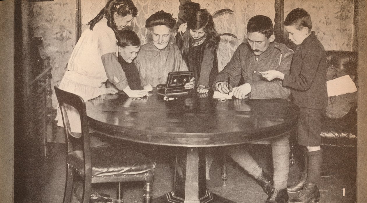 أطفال يفرغون صناديق أموالهم للاستثمار في قرض الحرب ، c1917 ، 1935 بواسطة غير معروف