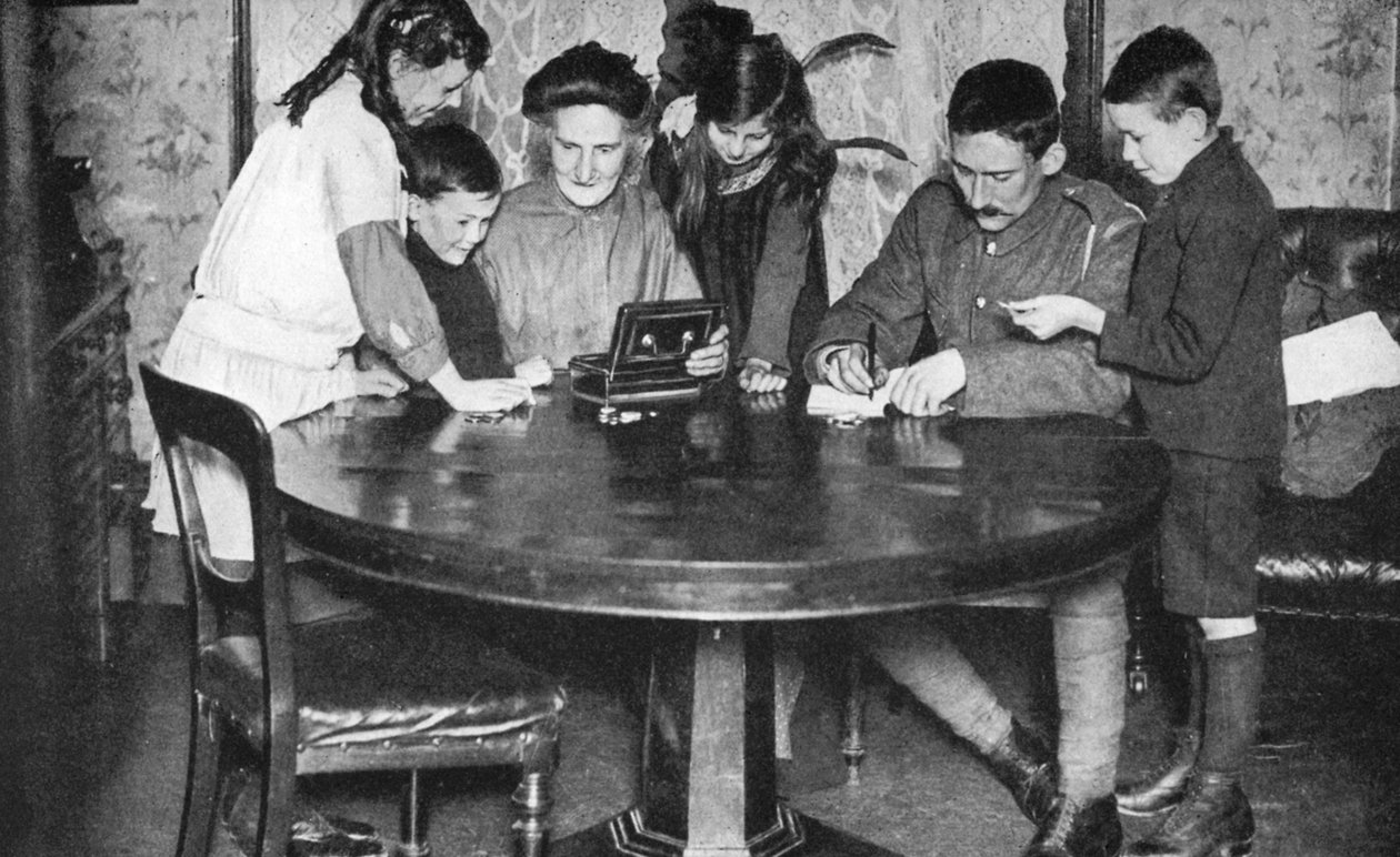أطفال يفرغون صناديق أموالهم للاستثمار في سندات الحرب ، 1936 بواسطة غير معروف