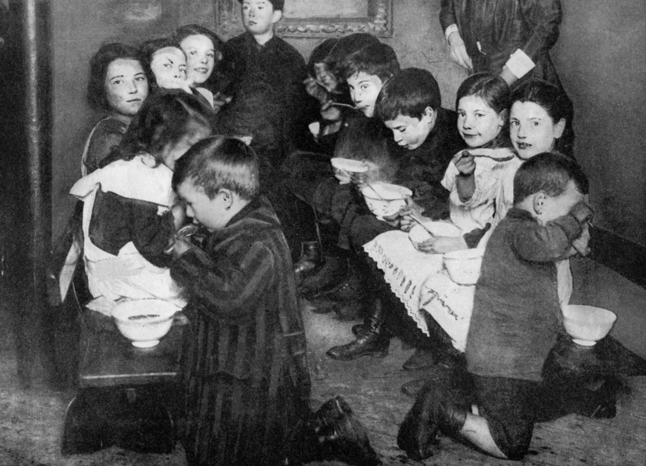 أطفال في مطبخ جماعي ، لندن ، 1917 ، 1936 بواسطة غير معروف