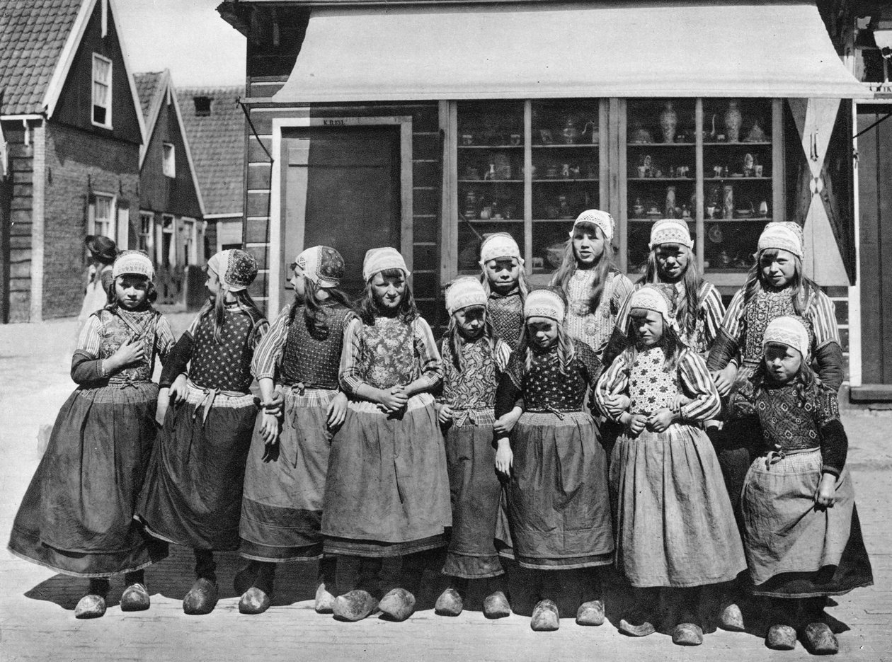 أطفال بالزي الوطني ، ماركين ، هولندا ، عام 1934 بواسطة غير معروف