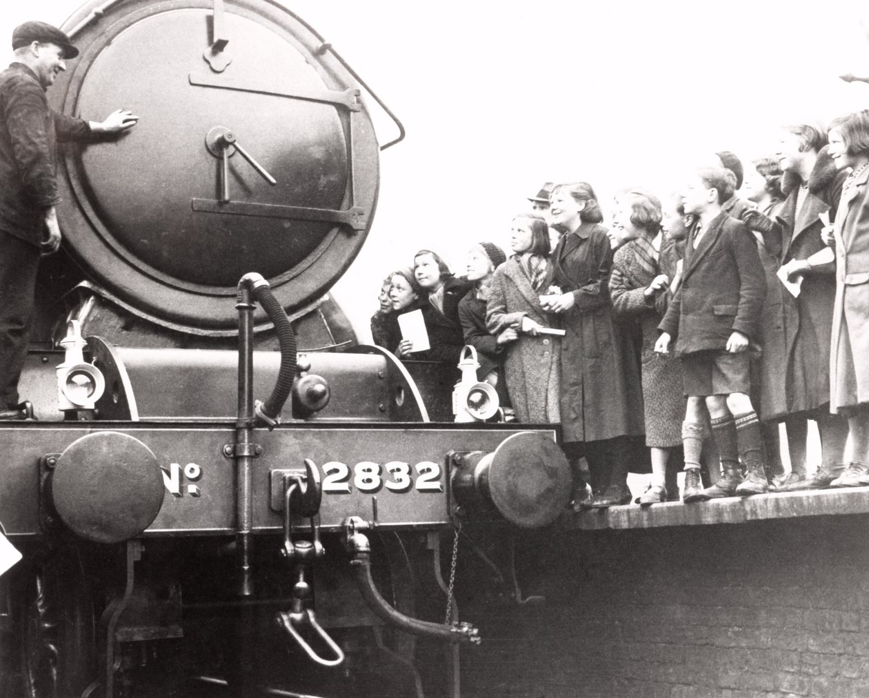 أطفال ينظرون إلى قاطرة بخارية ، 3 مارس 1936 بواسطة غير معروف