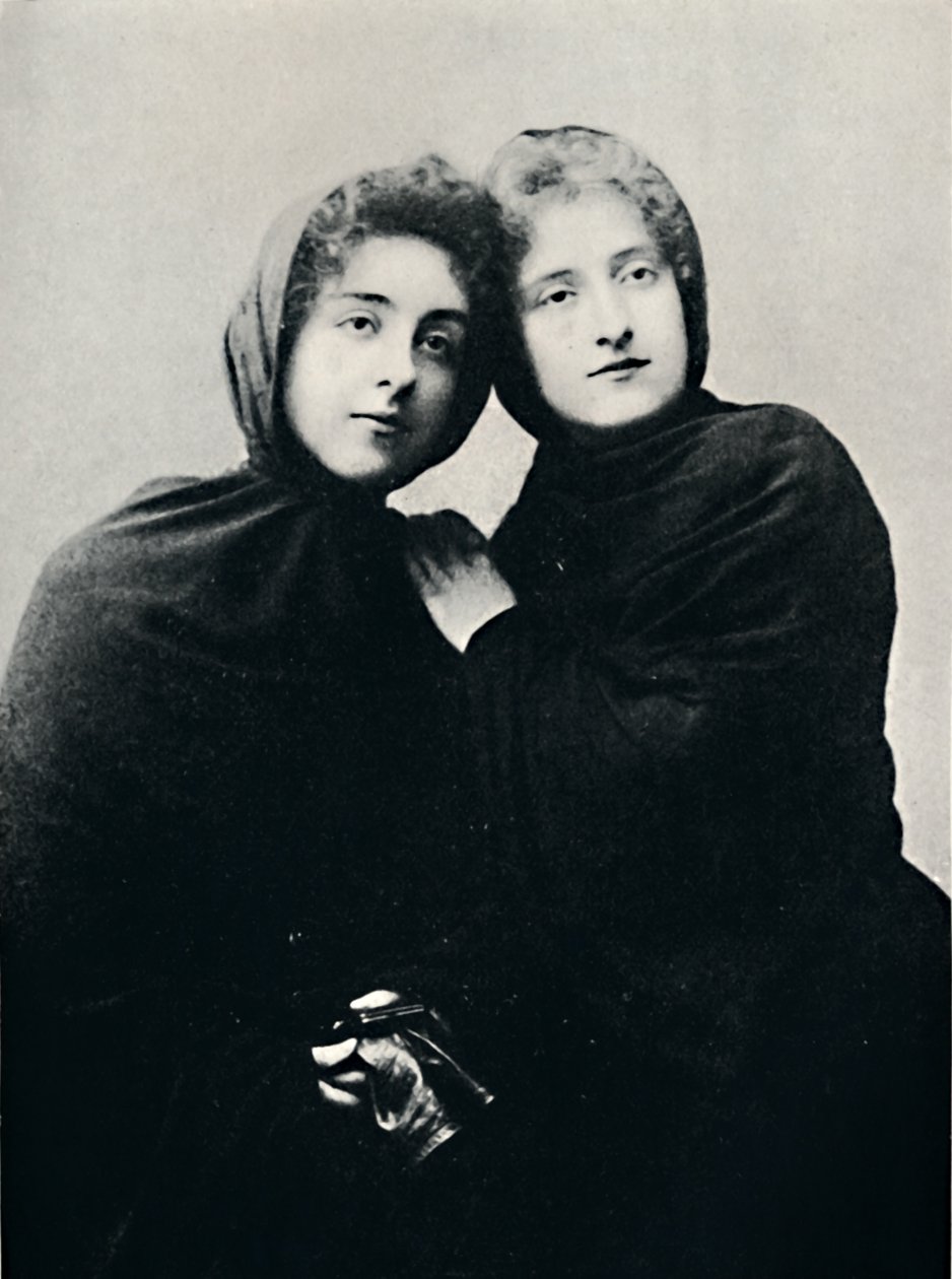 السيدات الشيليات في ملابس الكنيسة مانتو ، 1911 بواسطة غير معروف