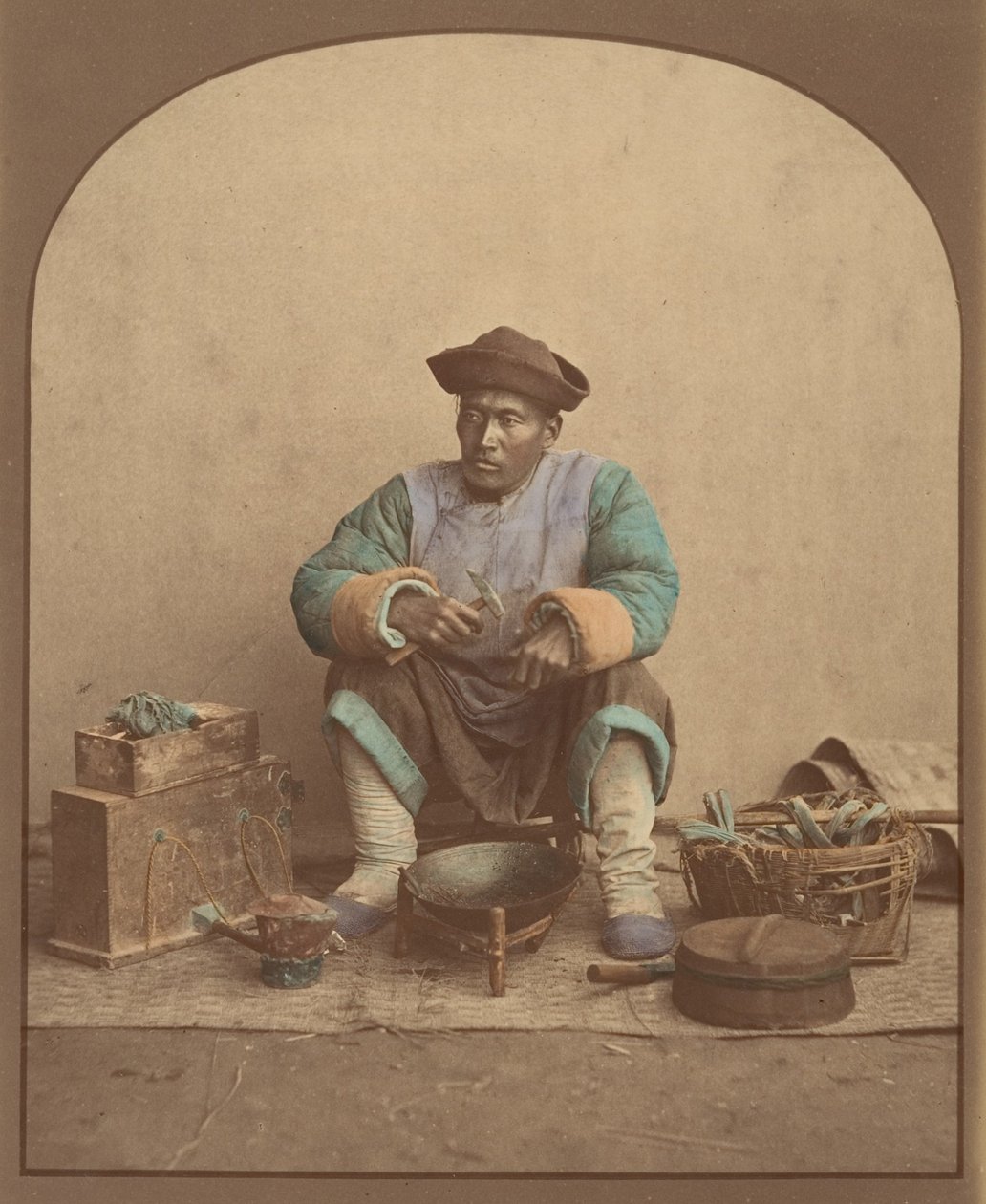 [رجل صيني يجلس بأدوات] ، 1870. بواسطة غير معروف