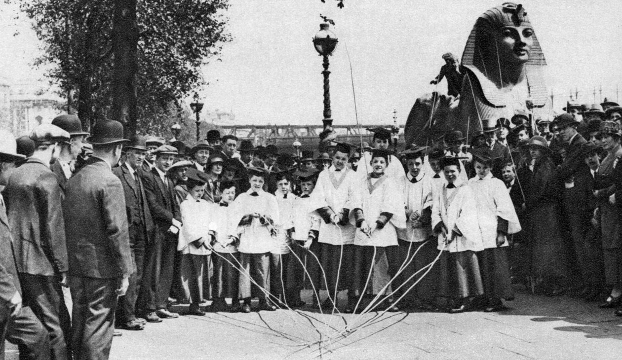 Choirboys of St Clement Danes وهم يضربون علامات الحدود بعصا طويلة ، لندن ، 1926-1927 بواسطة غير معروف