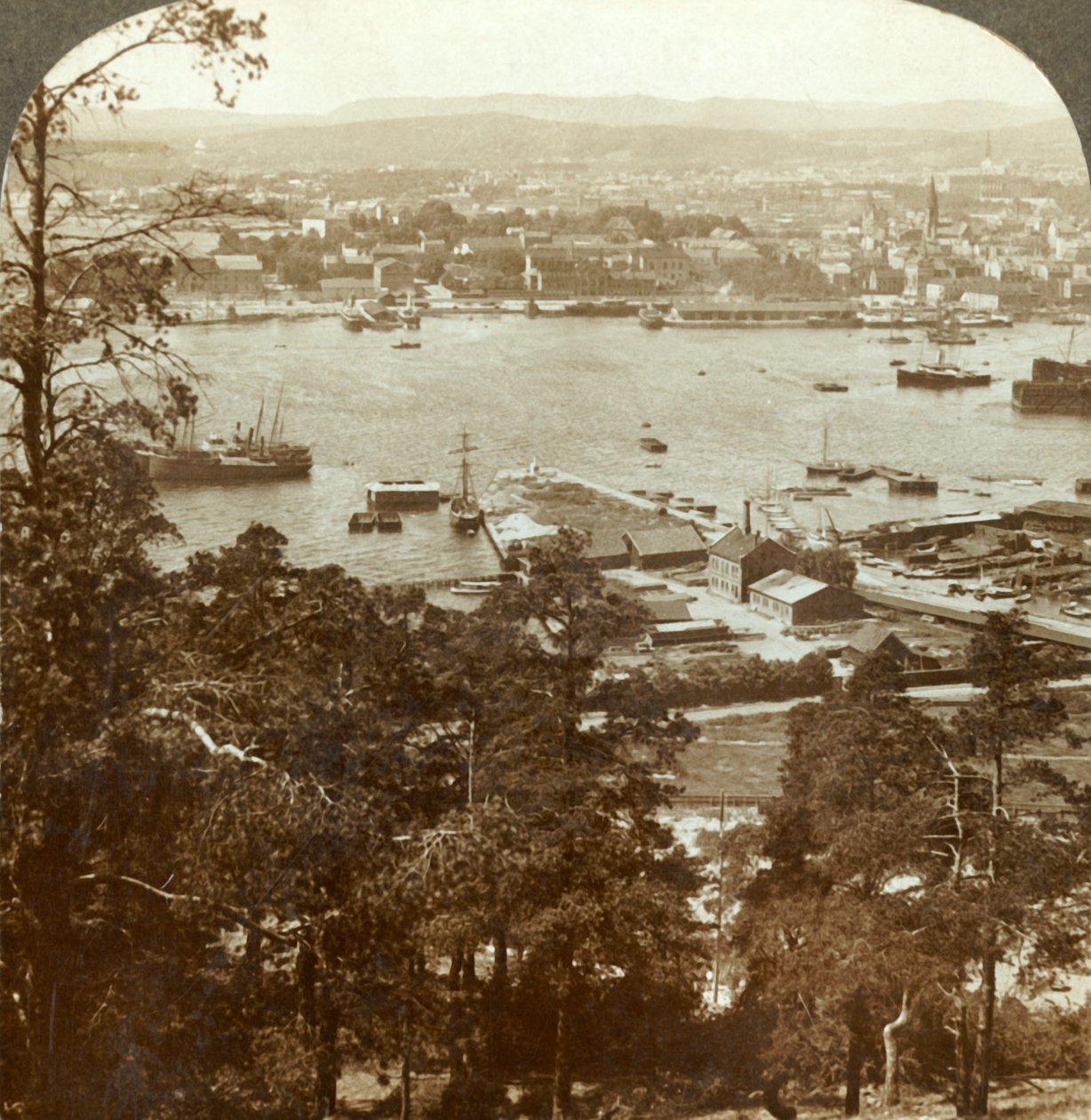 كريستيانيا ومرفأها المزدحم ، شمال غرب من Ekeberg Royal Palace على اليمين ، النرويج ، c1905. بواسطة غير معروف