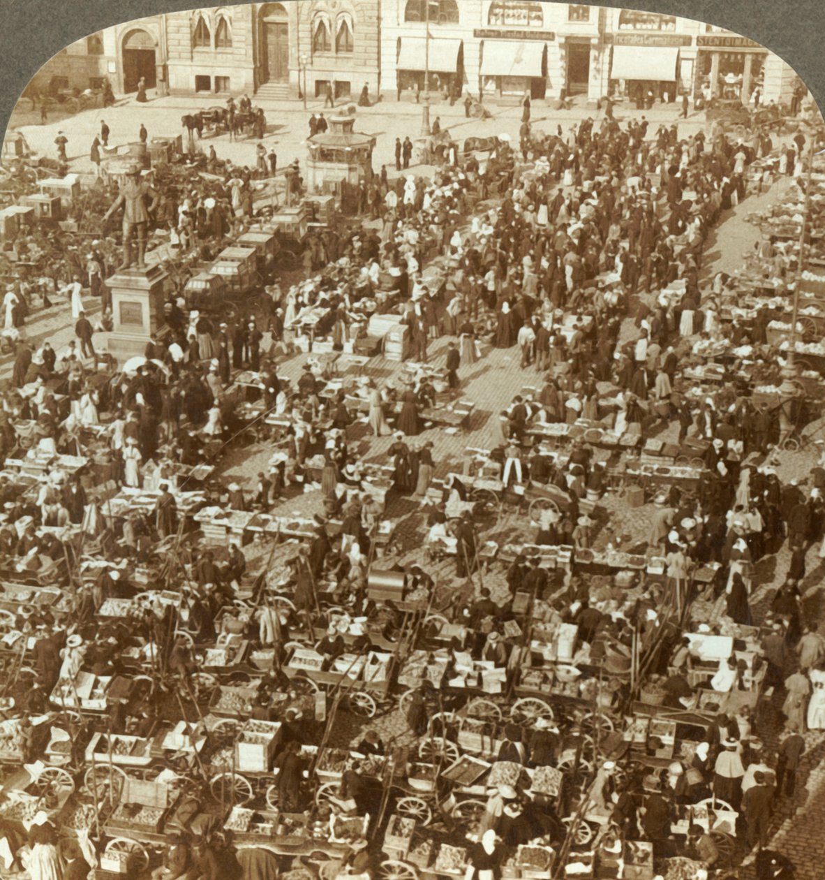 أكبر سوق كريستيانيا ، النرويج ، c1905. بواسطة غير معروف