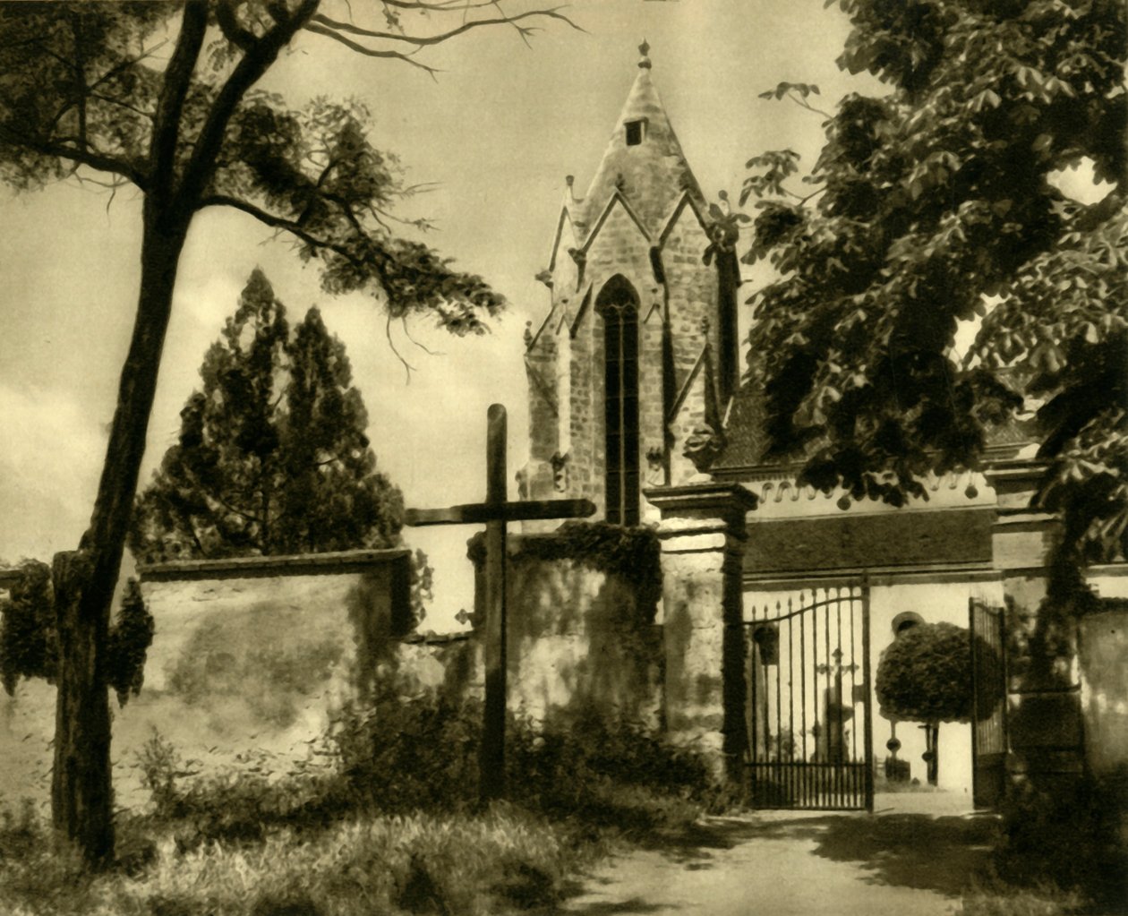 الكنيسة في Bad Deutsch-Altenburg ، النمسا السفلى ، c1935. بواسطة غير معروف