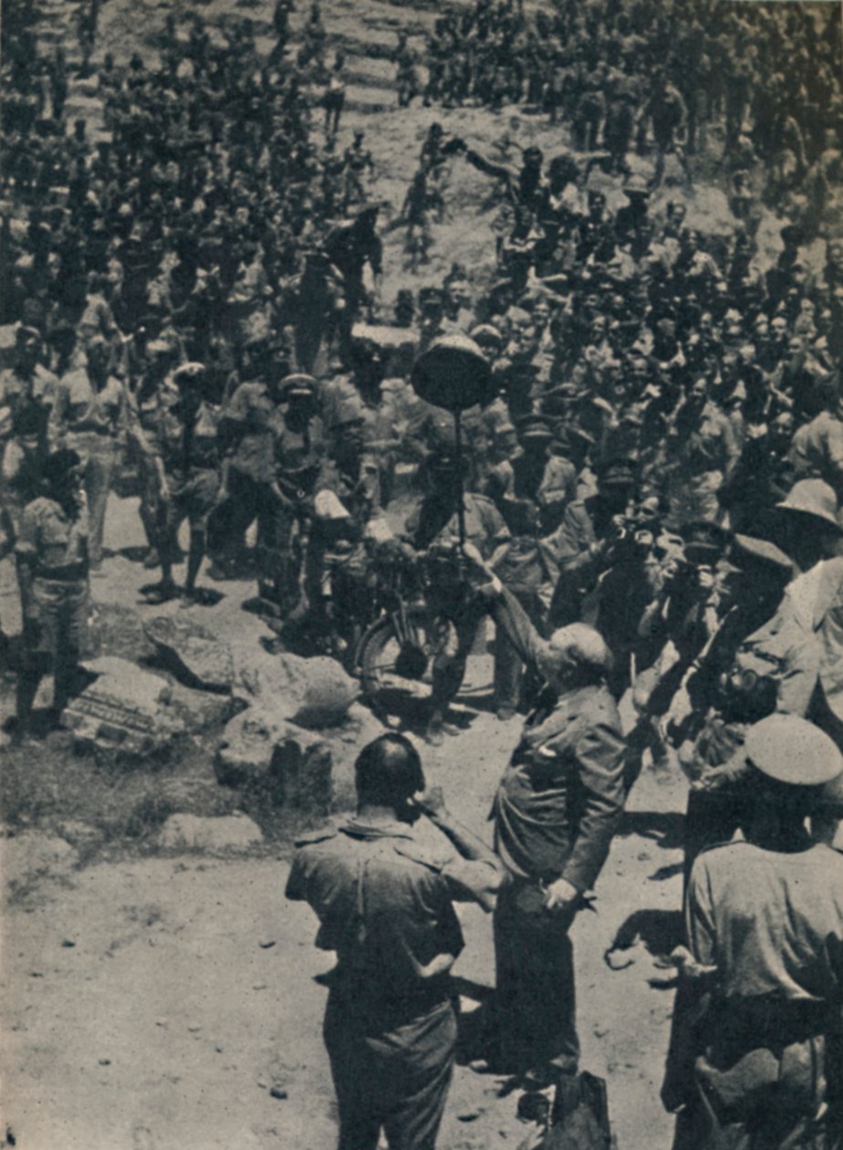 تشرشل مع القوات البريطانية في شمال أفريقيا ، يونيو 1943 ، 1945. بواسطة غير معروف