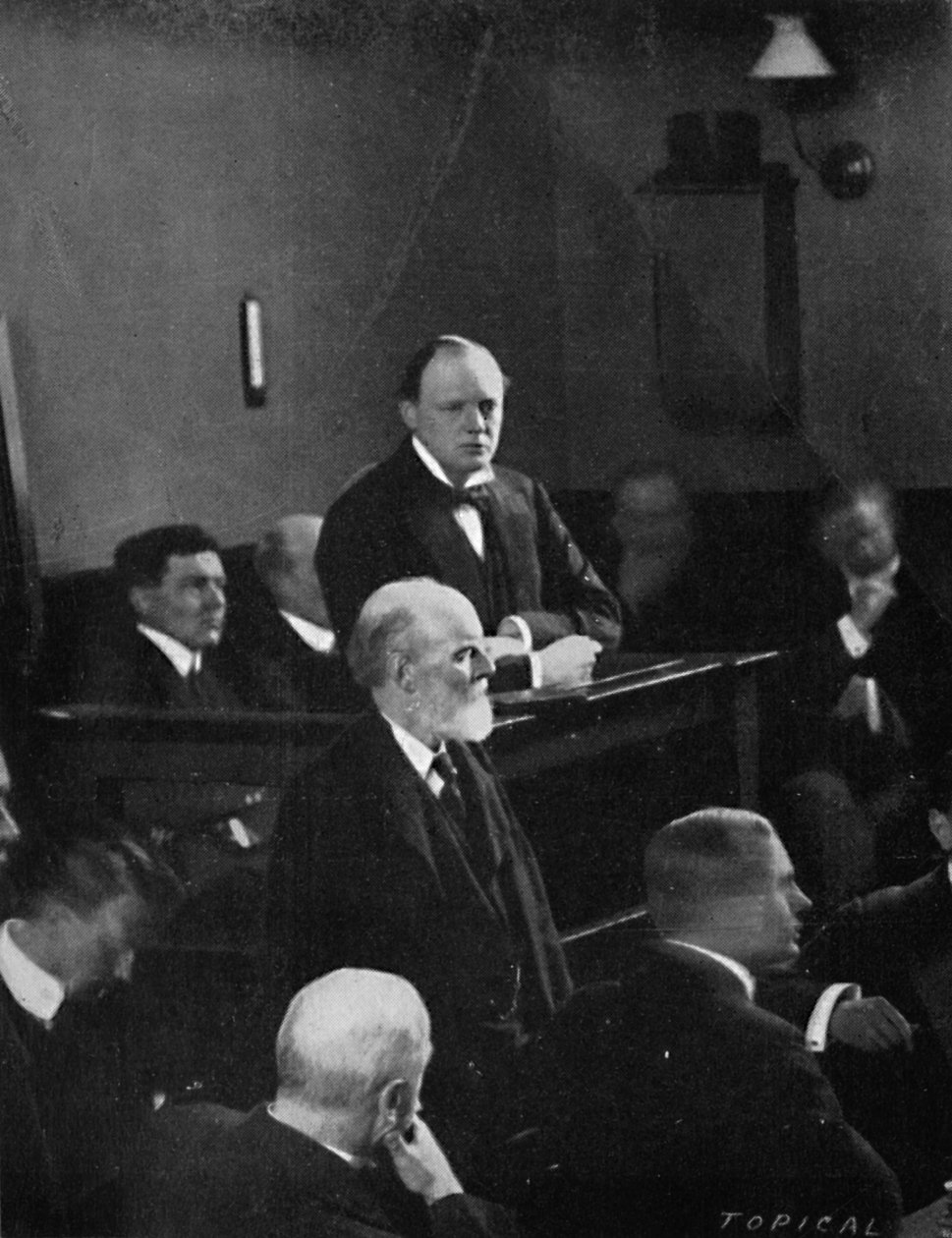 تشرشل يعطي أدلة بشأن حادثة شارع سيدني ، 1911 ، 1945 بواسطة غير معروف