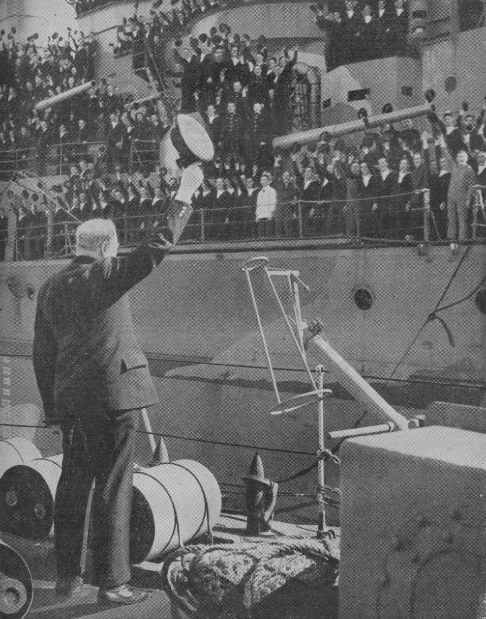 يستجيب تشرشل لهتافات طاقم HMS أمير ويلز ، 1941 بواسطة غير معروف