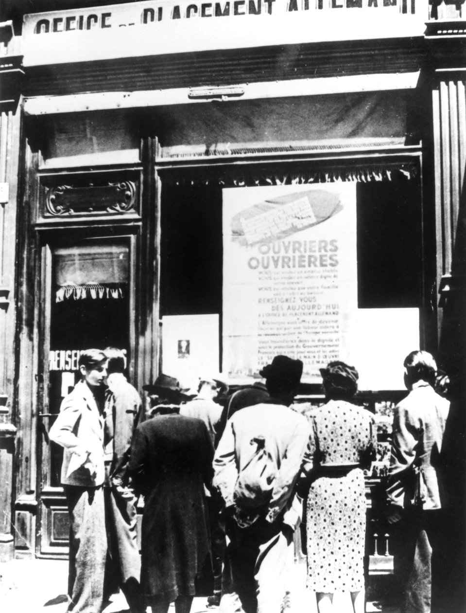مواطنو باريس خارج مكتب توظيف العمال الألماني ، 1940-1944 بواسطة غير معروف