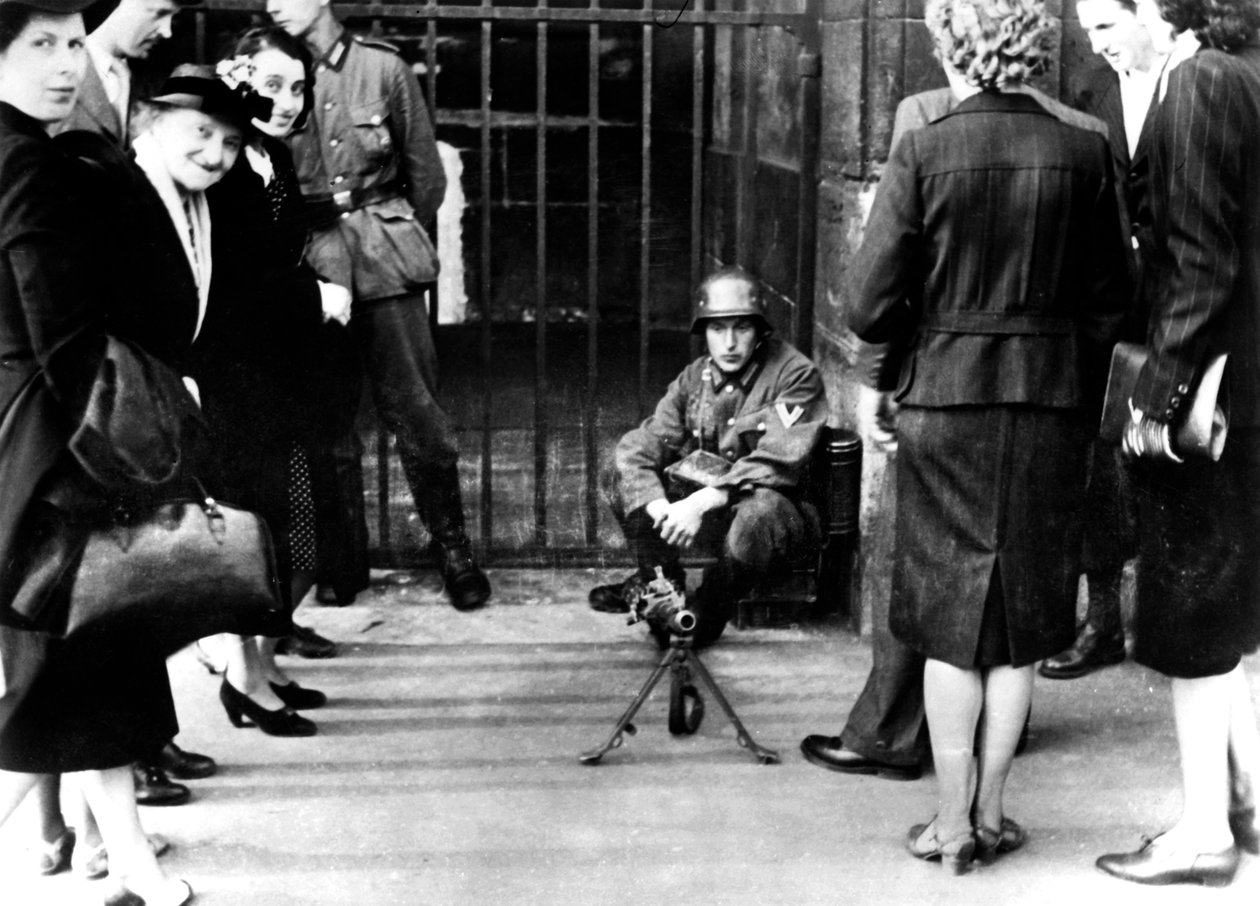 مدنيون أمام مركز حراسة ألماني بمدفع رشاش ، باريس ، يونيو 1940 بواسطة غير معروف