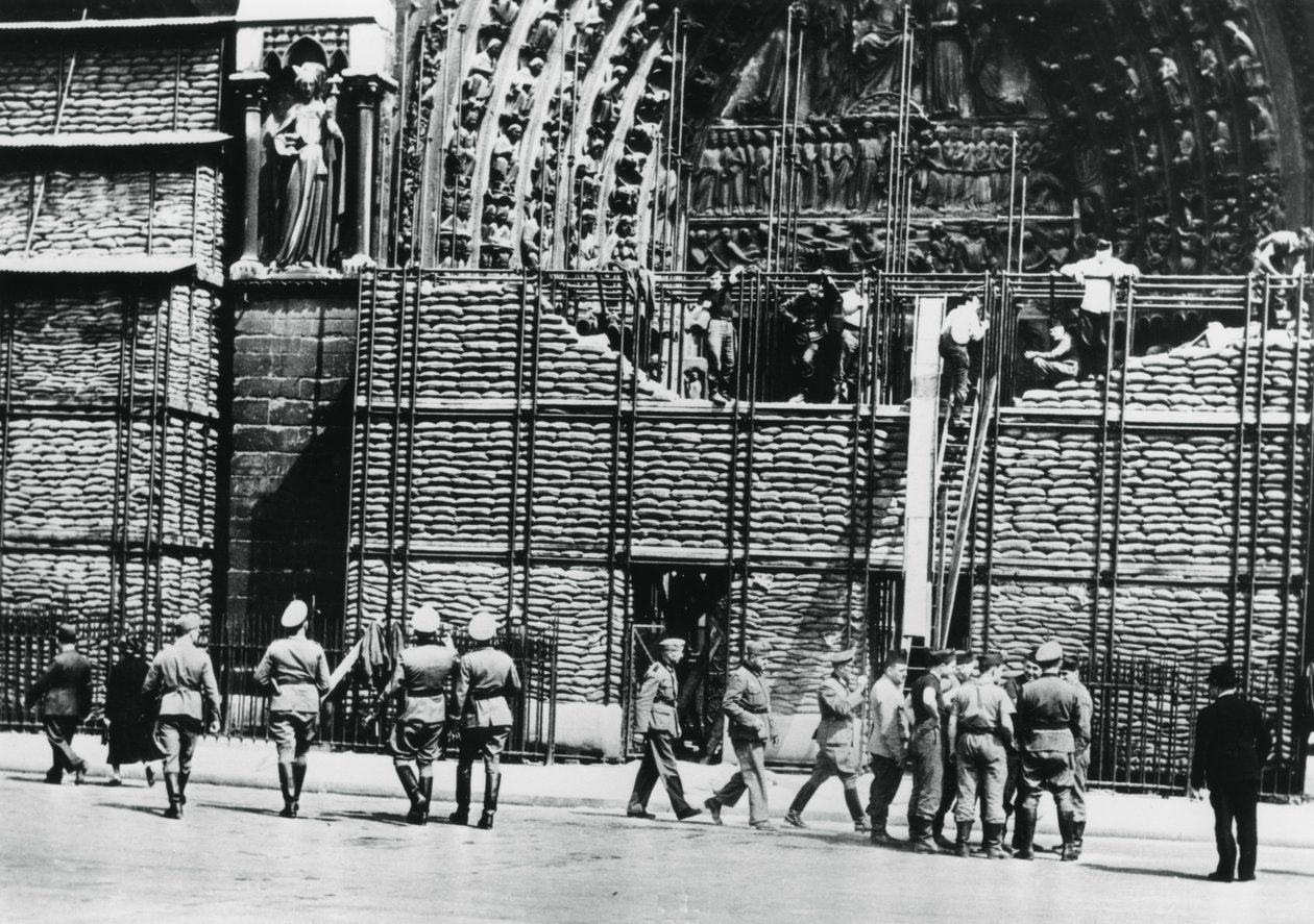 إزالة حماية كيس الرمل من واجهة نوتردام ، باريس المحتلة عام 1940 بواسطة غير معروف