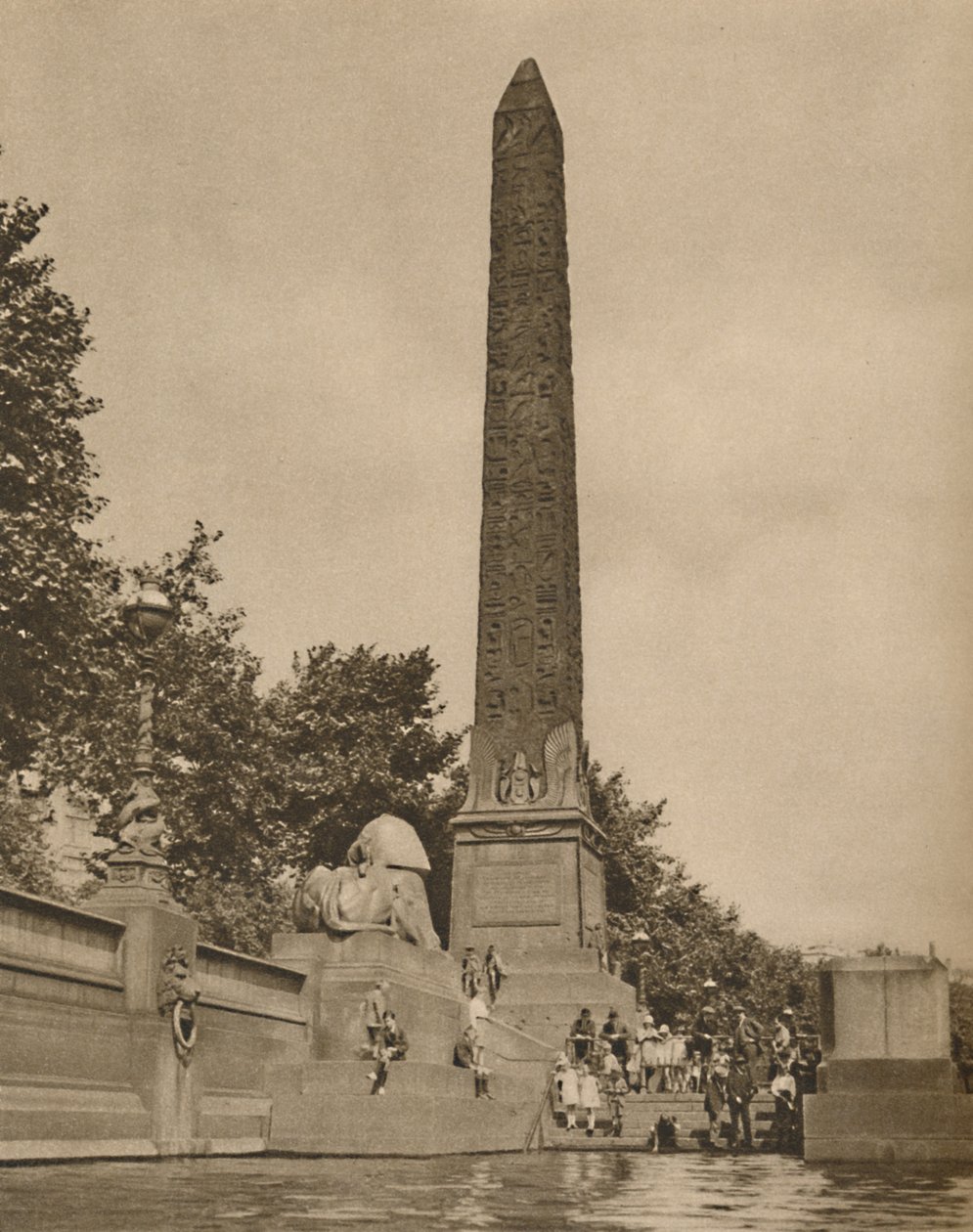 كليوباترا نيدل قبل 1400 سنة من ولادة كليوباترا ، 1935. بواسطة غير معروف
