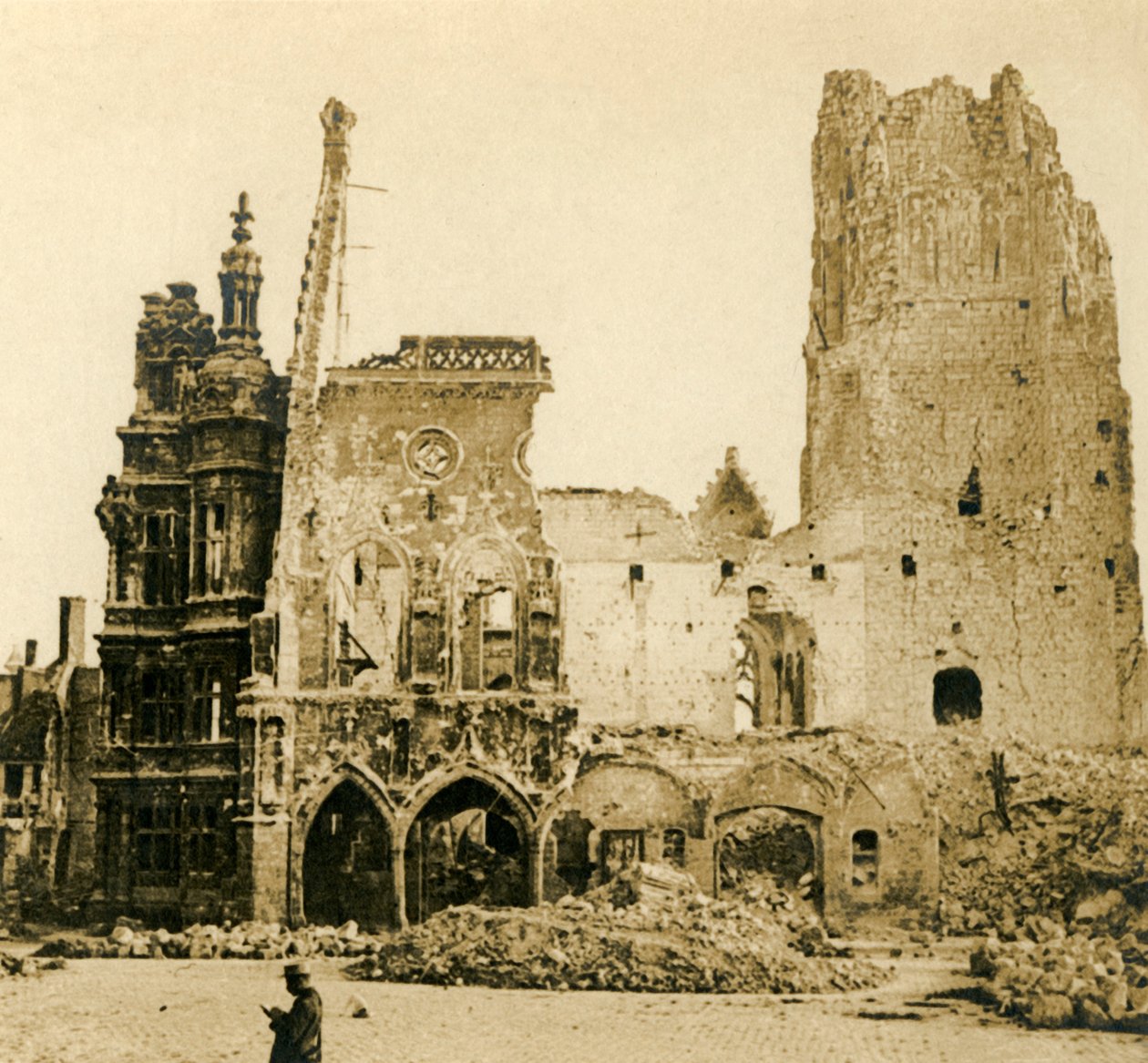 برج الساعة وفندق دي فيل ، أراس ، شمال فرنسا ، c1914-c1918 بواسطة غير معروف