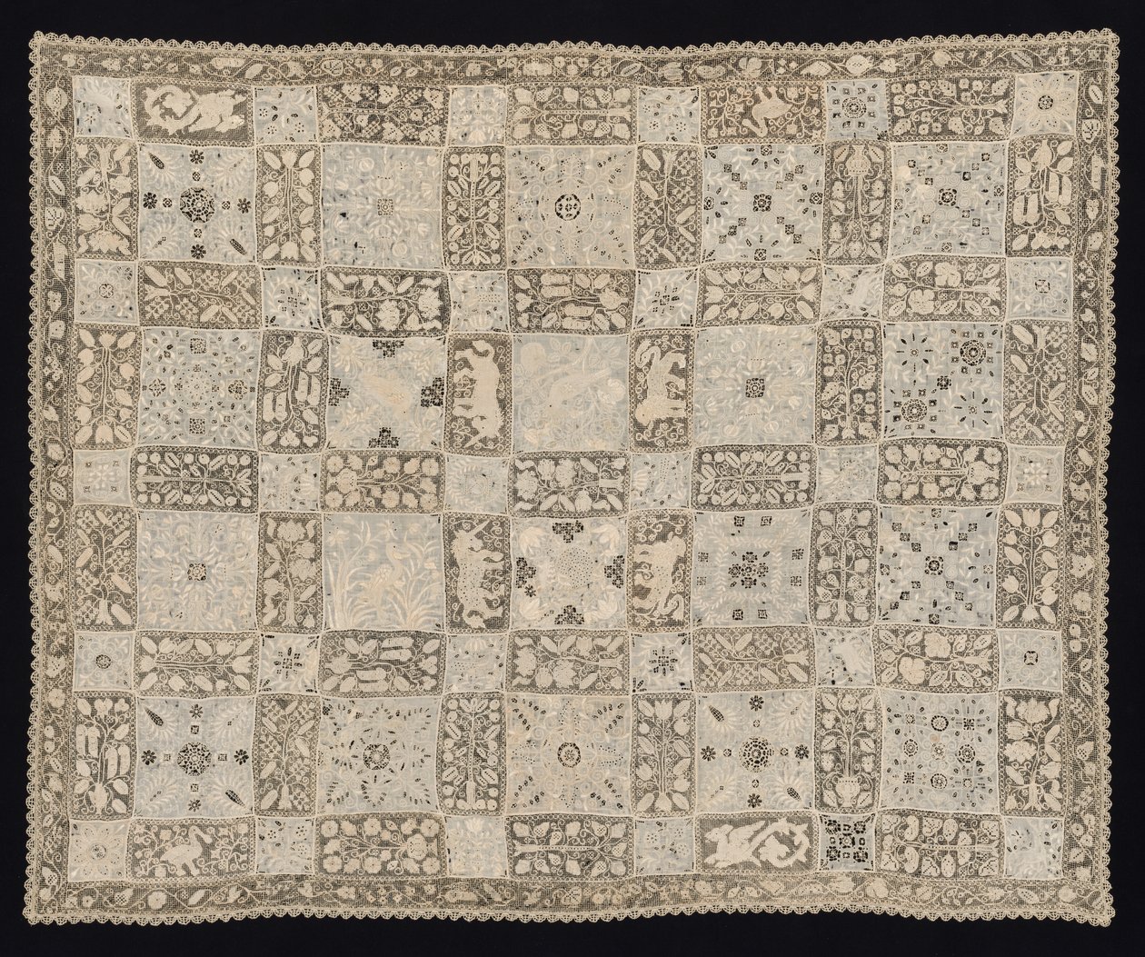 قماش مع حيدات ، تنين ، حيوانات أخرى ، وأنماط نباتية ، 1800s. بواسطة غير معروف