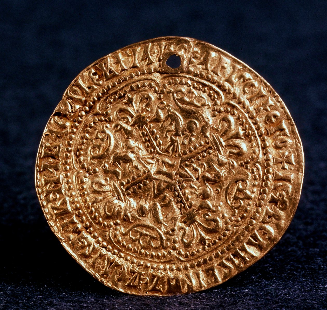 عملة Korabelnik للقيصر Ivan III Averse: Blossom Cross ، 1471-1490 بواسطة غير معروف