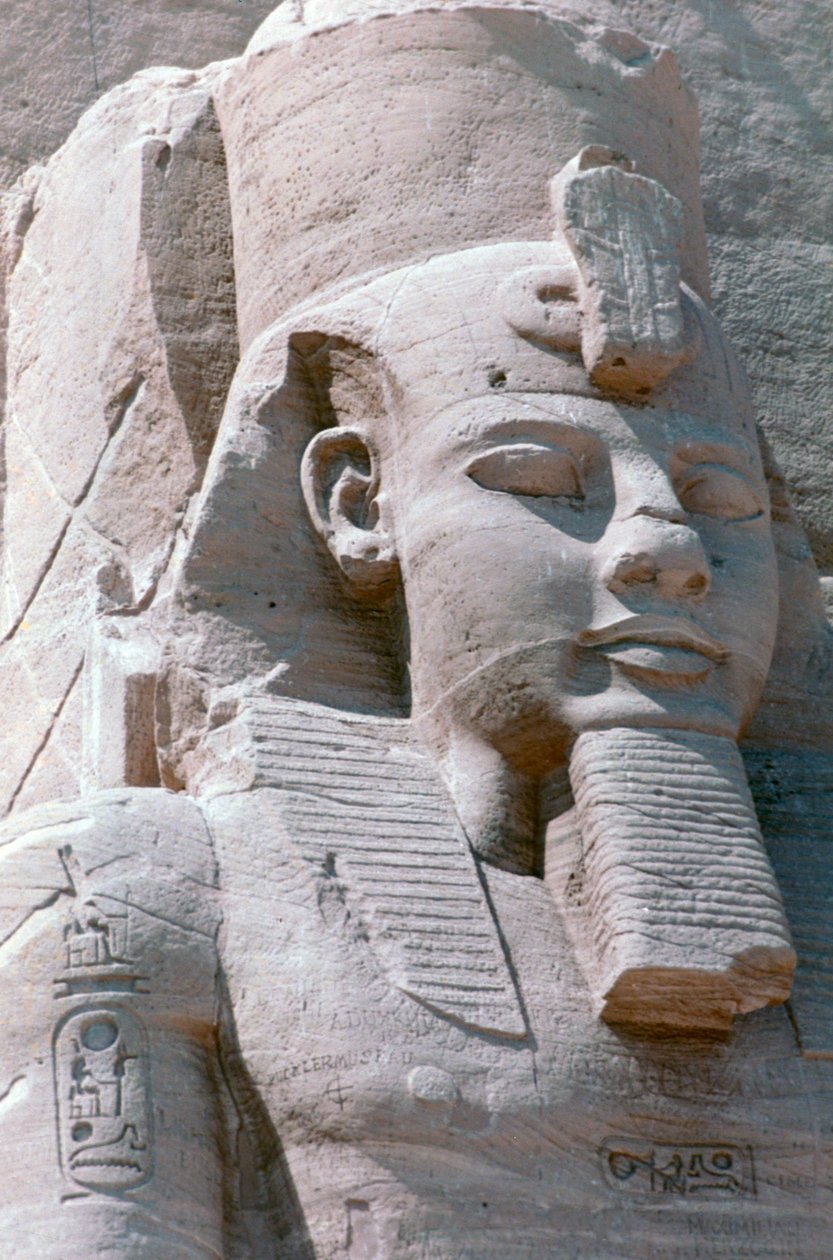 تمثال ضخم لرعمسيس الثاني ، معبد أبو سمبل ، مصر ، القرن الثالث عشر قبل الميلاد بواسطة غير معروف