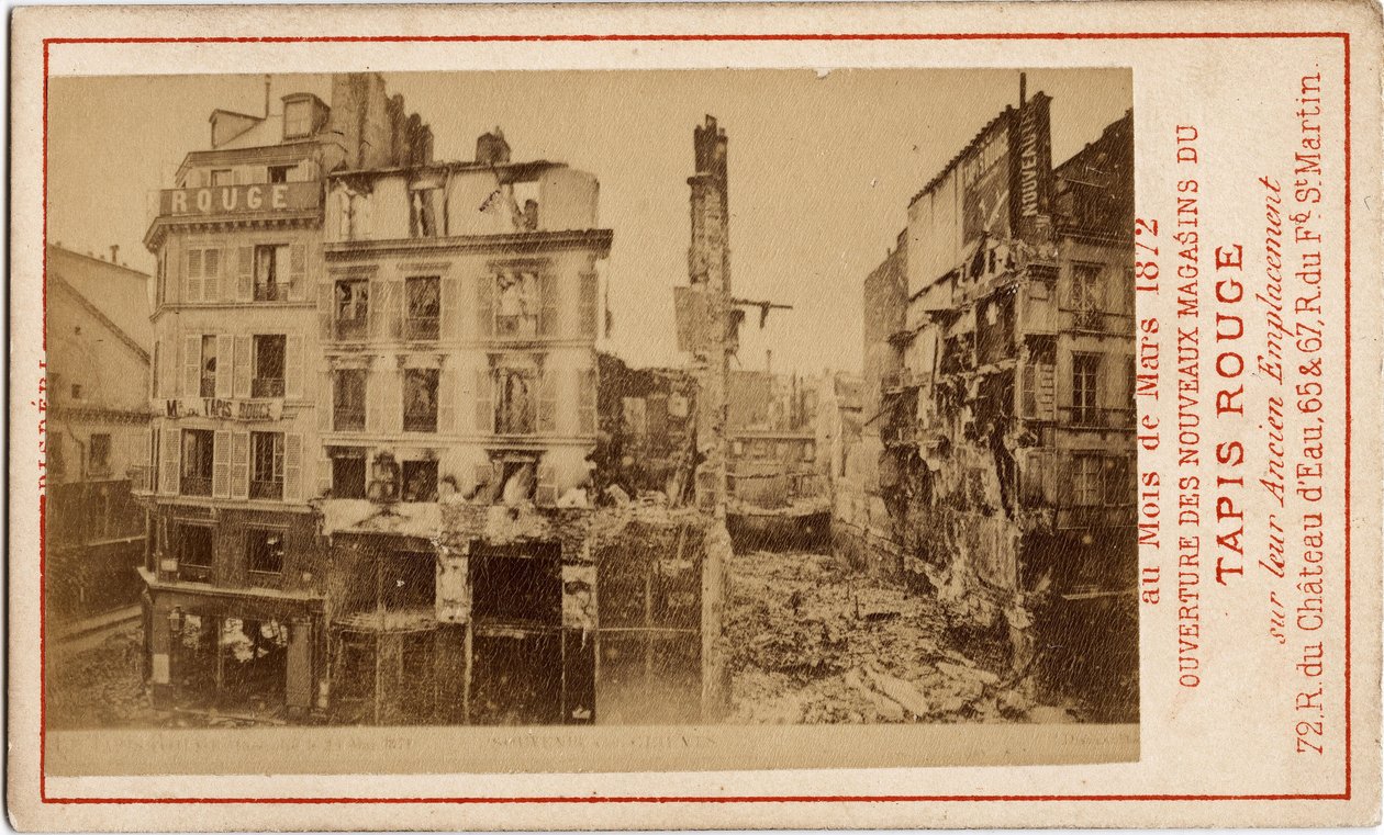 Commune de Paris (1871): افتتاح المتاجر الكبرى في Carpet Rouge ، وهي بطاقة إعلانية تظهر المبنى قبل عام ، وكان في حالة خراب خلال الكومونة. طباعة على كرتون خافت. 6،3x10 سم بواسطة غير معروف