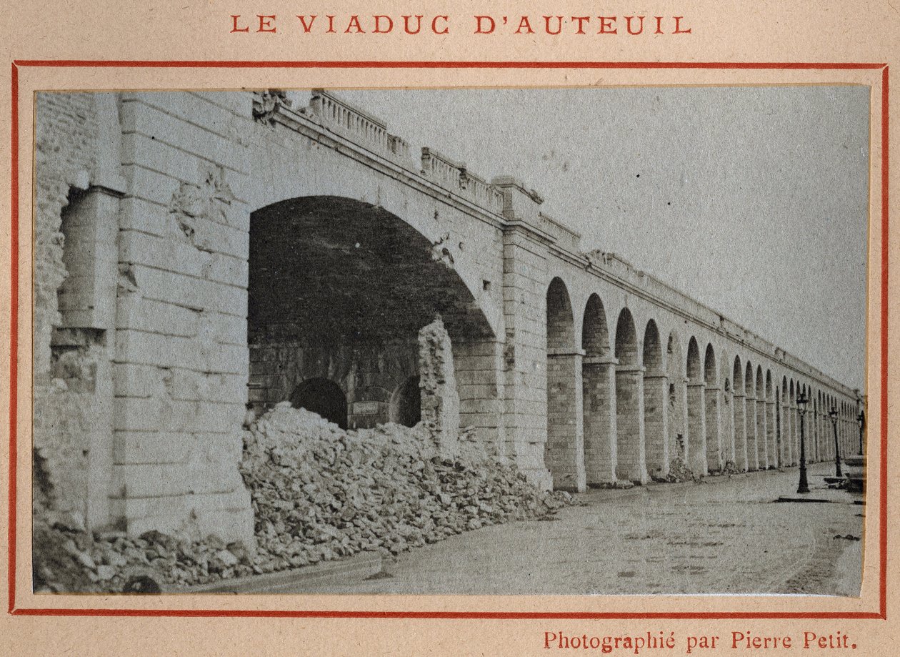 Commune de Paris (1871): منظر لجسر Auteuil في باريس في مايو 1871. صورة فوتوغرافية لـ Pierre Pepetit. طباعة على كرتون ، خافت. 9x5،4 سم بواسطة غير معروف