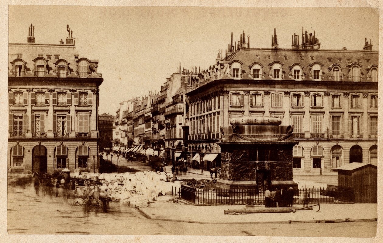 كومونة باريس (1871) تظهر من ميدان فاندوم مع العمود المدمر. التصوير. طباعة على كرتون خافت. 10،4x6،2 سم بواسطة غير معروف
